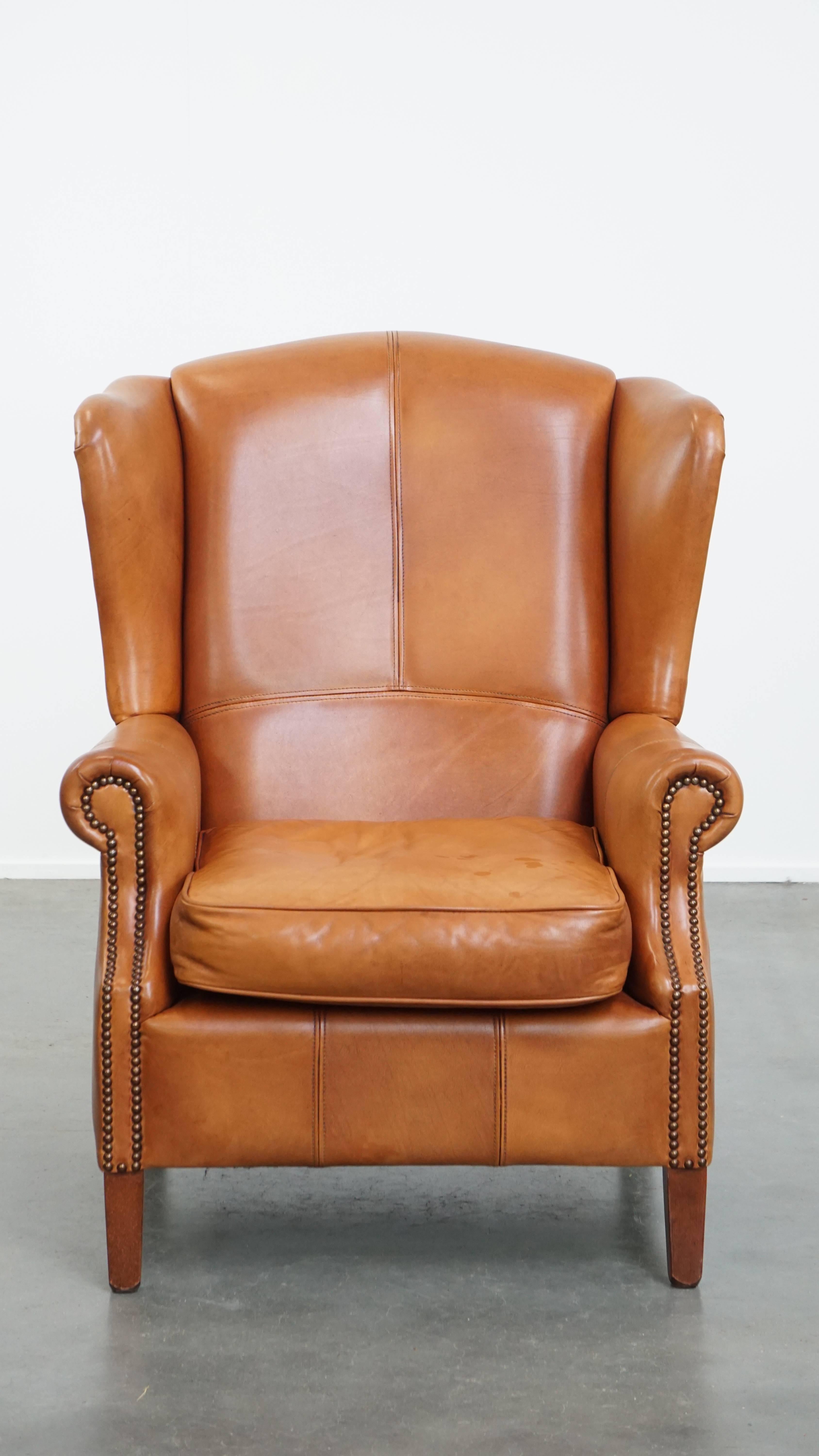 Qui viene offerta questa classica e unica poltrona a spalla in pelle, splendidamente rifinita con borchie decorative e dettagli di pregio. Grazie al suo design elegante e senza tempo, questa fantastica poltrona può essere facilmente inserita in