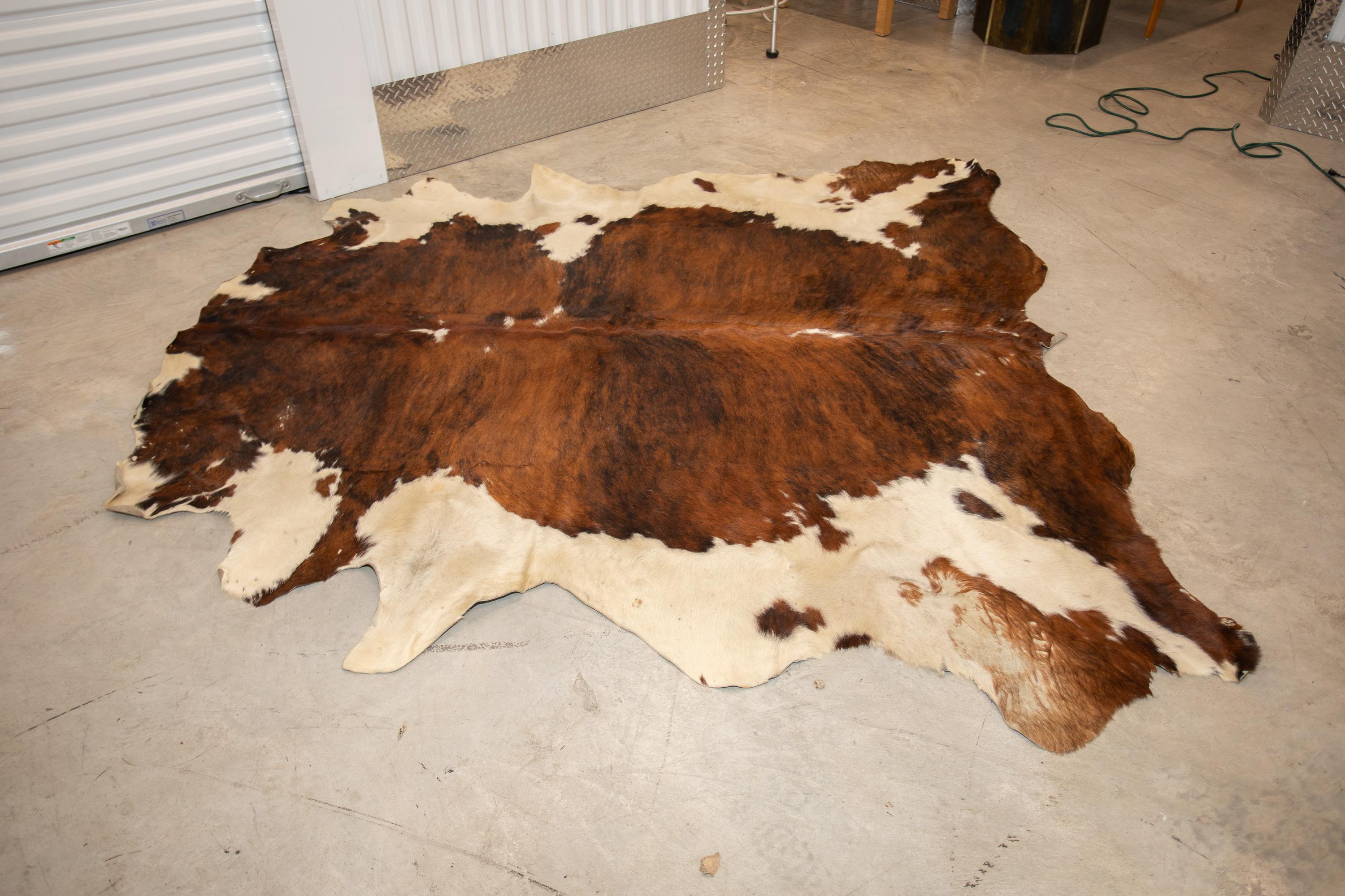 Cowhide Rug In Good Condition For Sale In West Palm Beach, FL