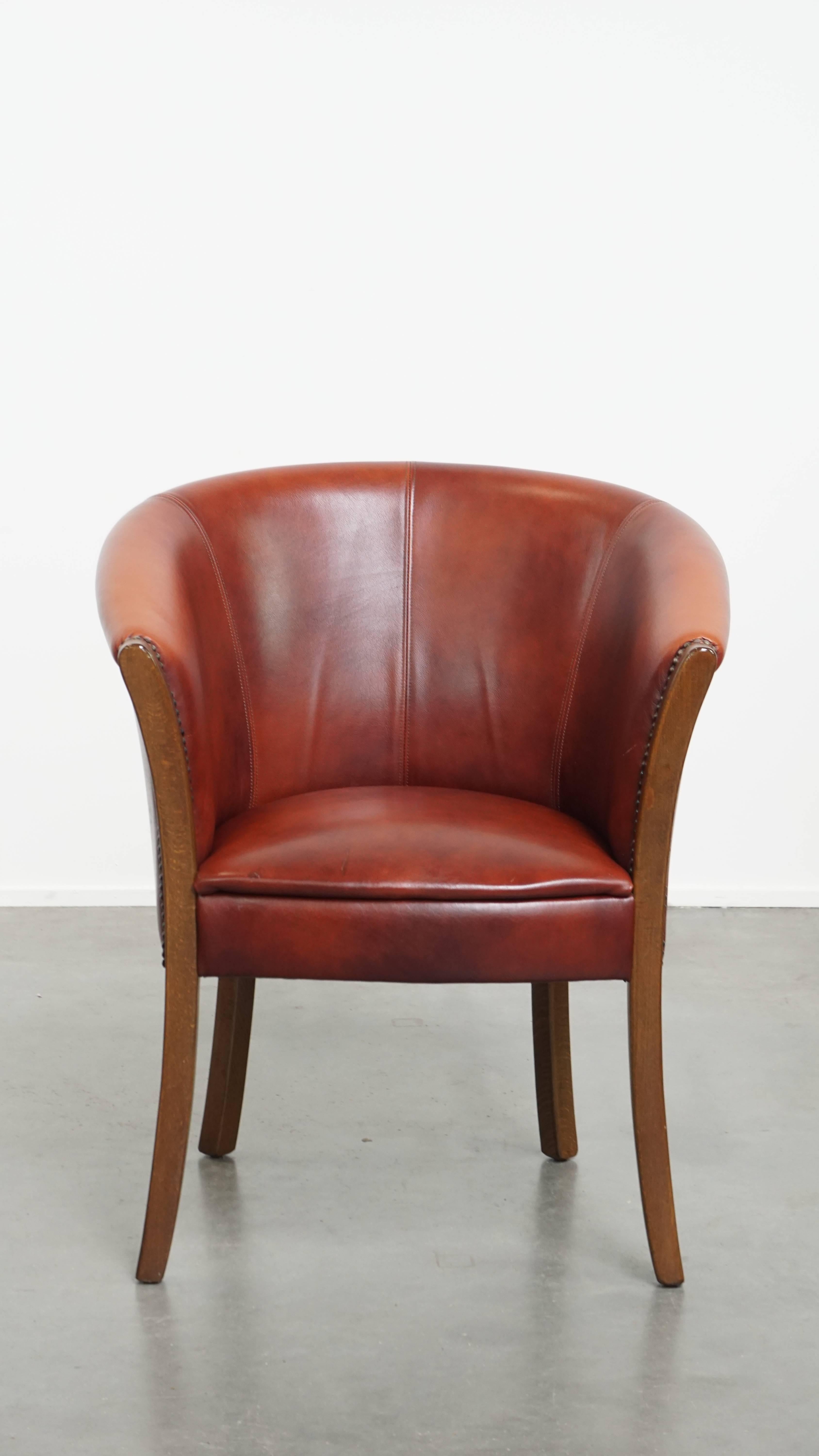 Zum Verkauf angeboten: diese charmante Kuhfell Wanne Stuhl / Side Chair / Bürostuhl in einem schönen warmen rot-braun Farbe. Dieser hübsche rotbraune Wannenstuhl aus Rindsleder, der mit dekorativen Nieten verziert ist, lässt sich problemlos in fast