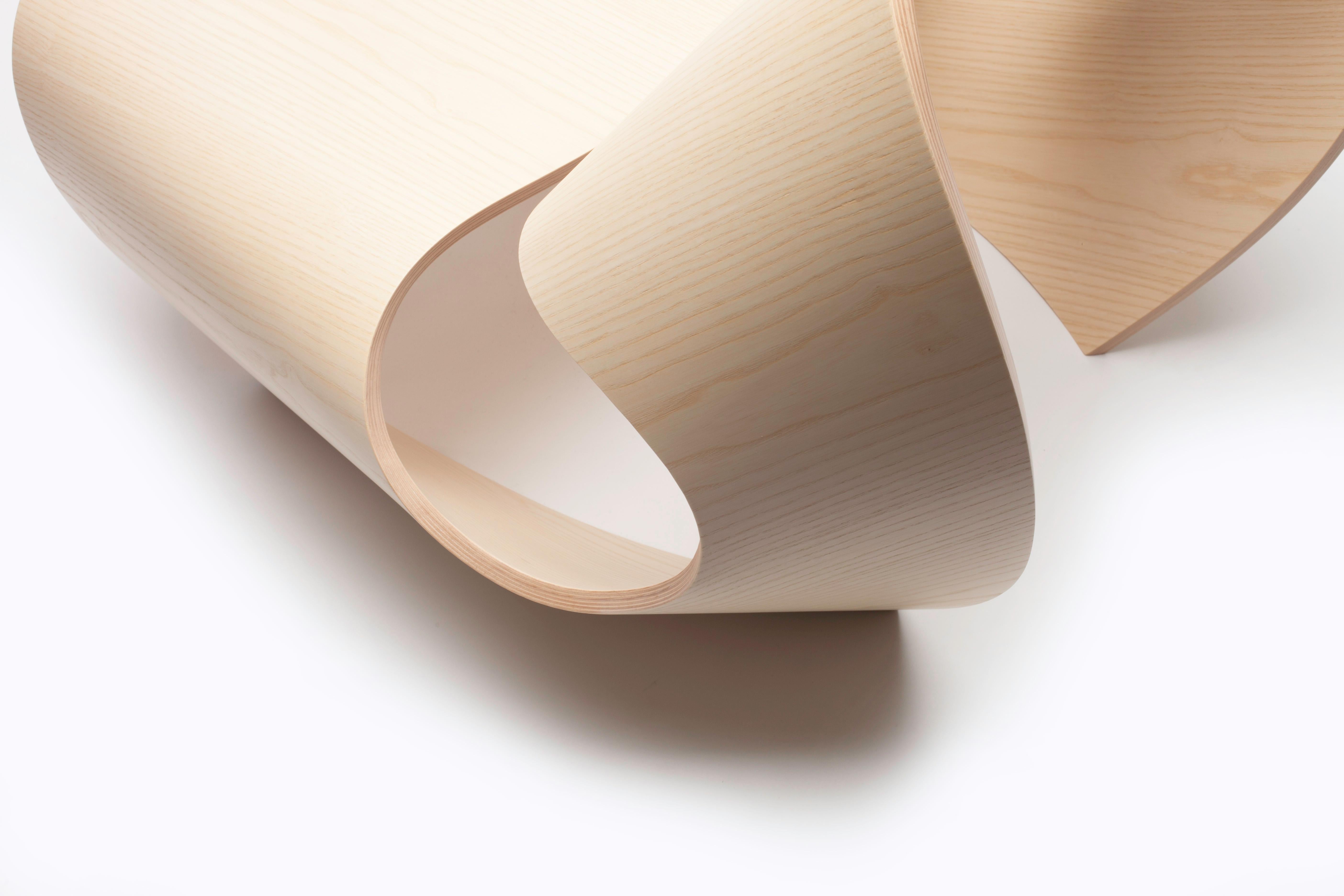 Zeitgenössischer Loungesessel aus gebogenem Sperrholz mit Kaurischnecke und Eschenfurnier von Made in Ratio im Angebot 1