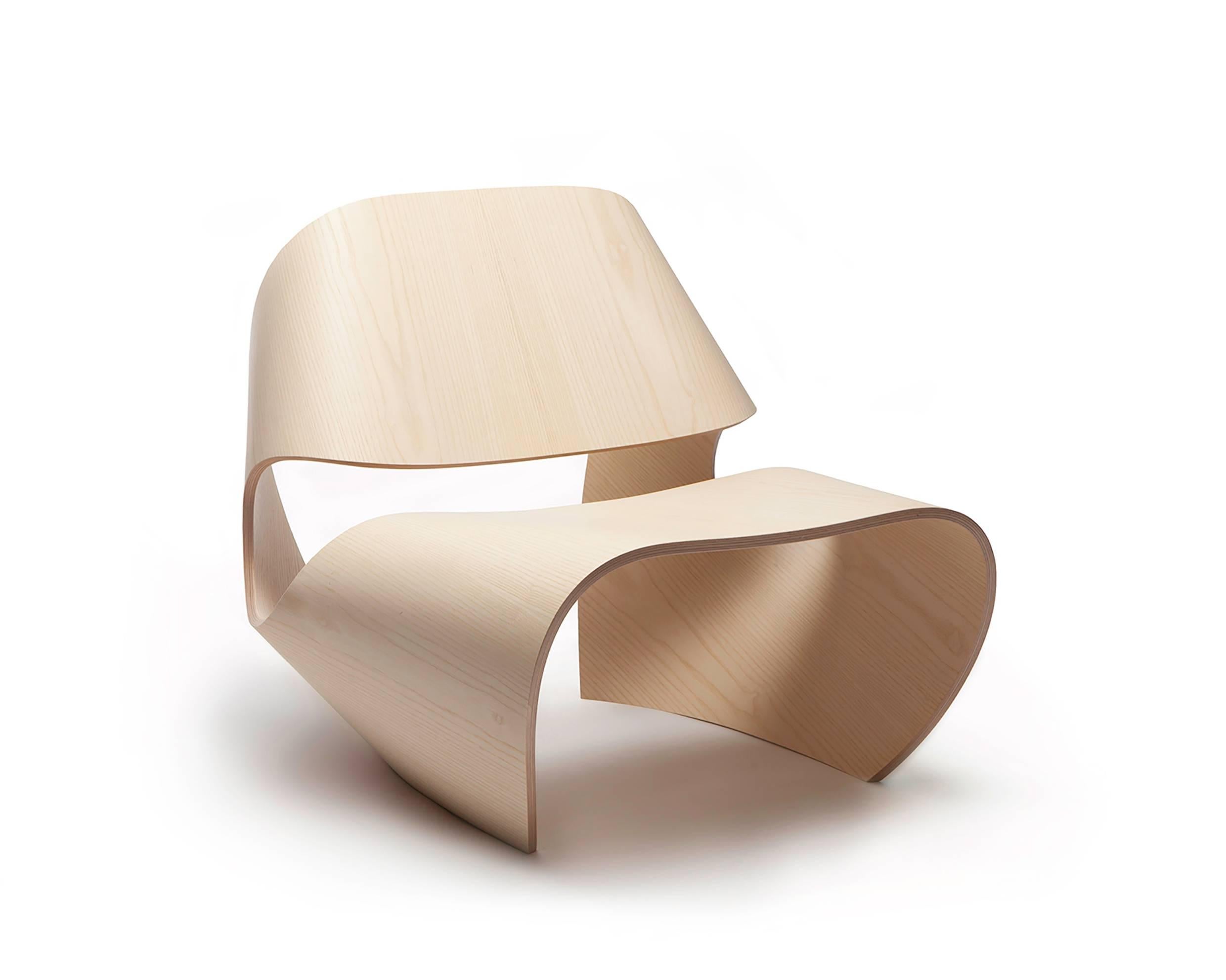 Minimaliste Fauteuil de salon contemporain en contreplaqué cintré et placage de frêne Cowrie de Made in Ratio en vente