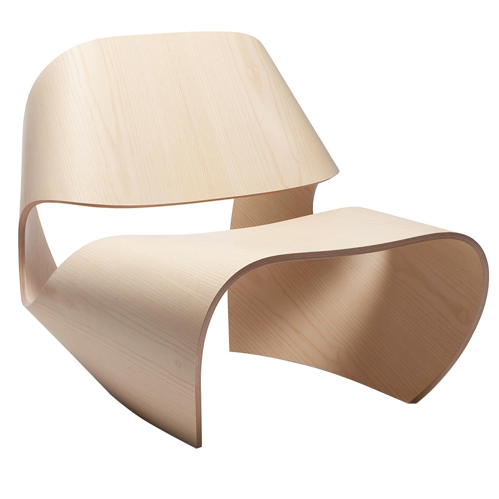 Silla de salón contemporánea de madera contrachapada curvada de cauri y fresno por Made in Ratio en venta