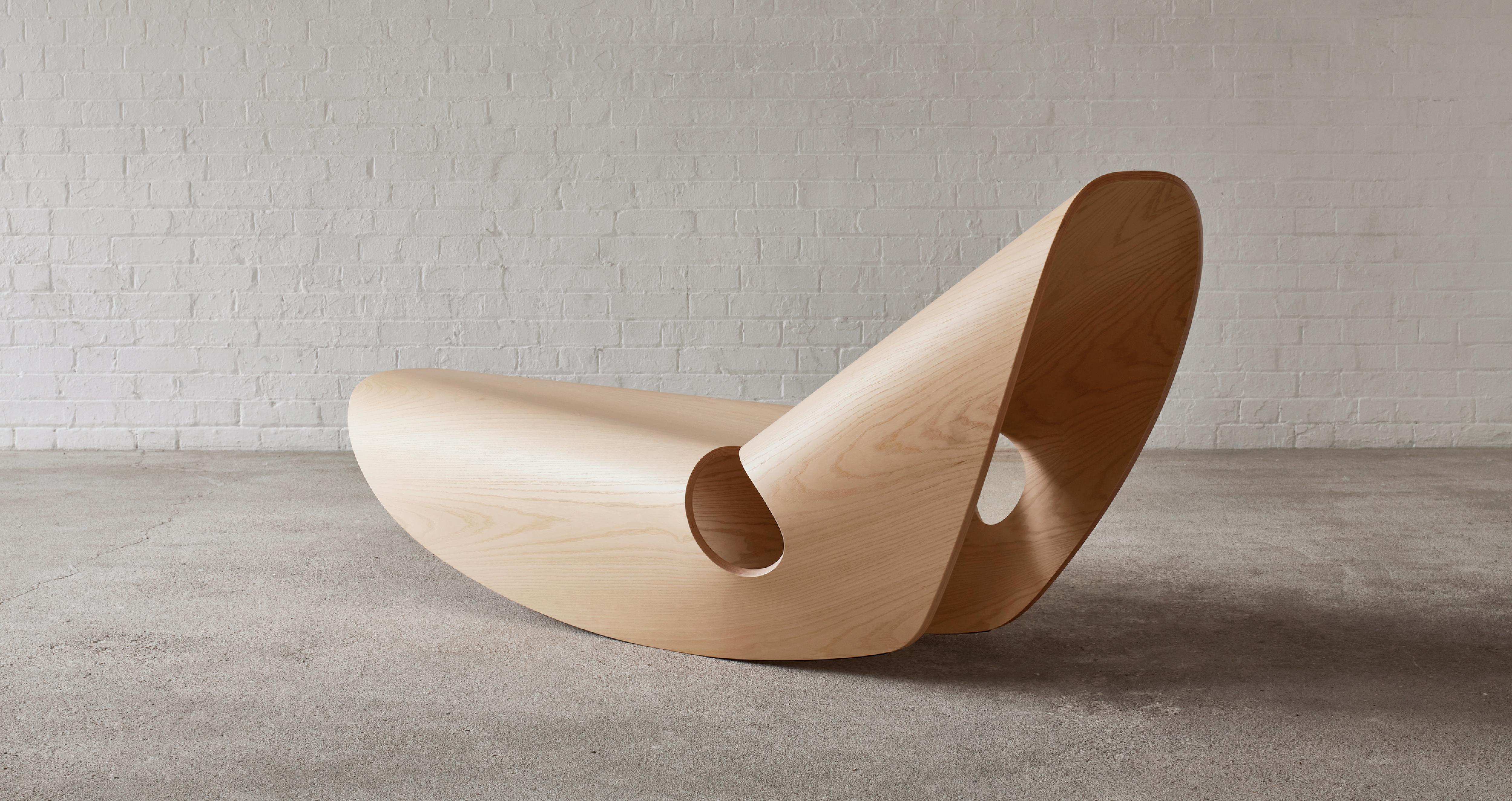 Chaise à bascule en frêne cintré et contreplaqué de vachette de Made in Ratio en vente 6