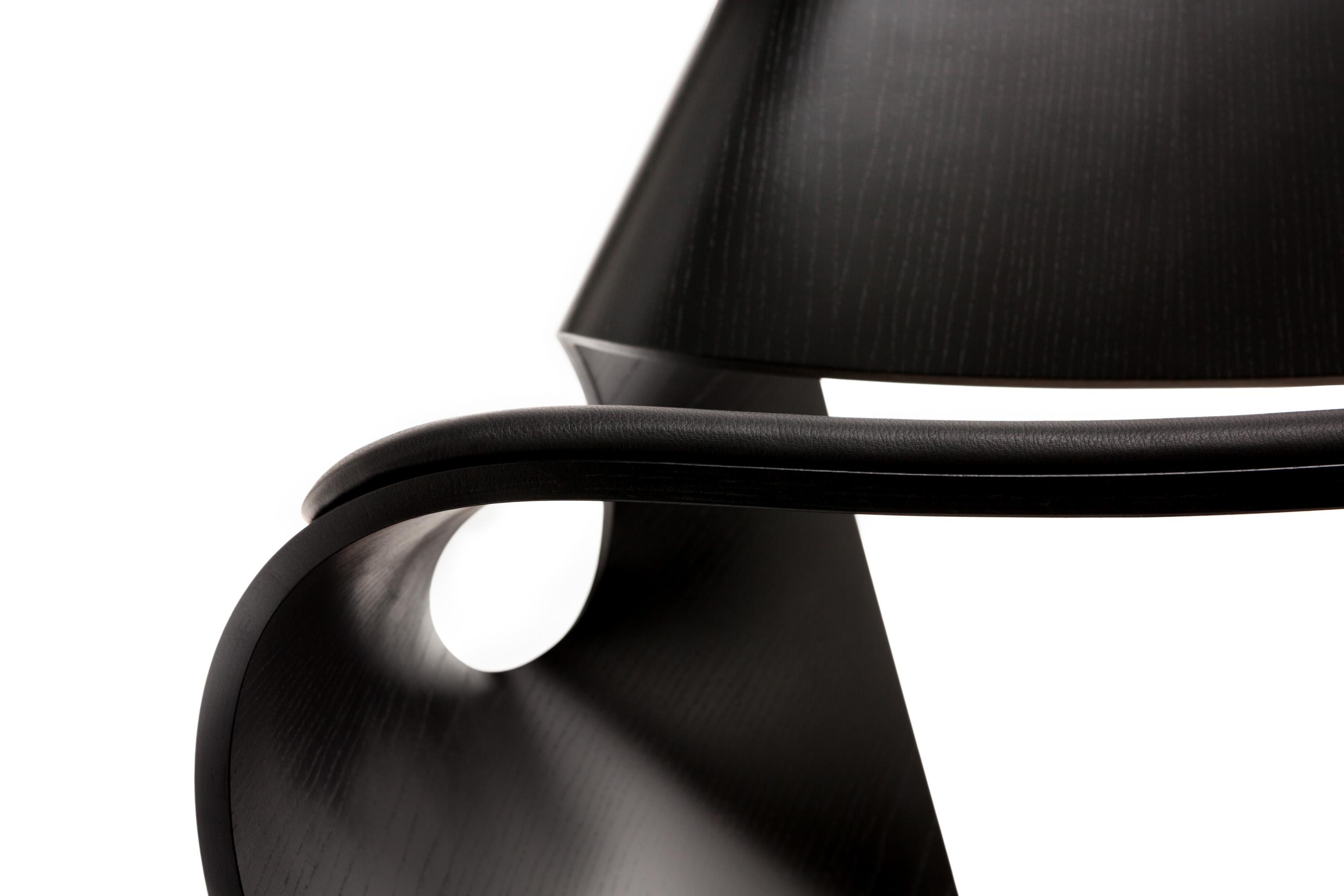 La chaise contemporaine Cowrie s'inspire des lignes concaves organiques des coquillages. Présenté dans l'ouvrage 1000 Chairs de Taschen, ce design emblématique présente une forme curviligne qui est le résultat d'un processus de recherche et