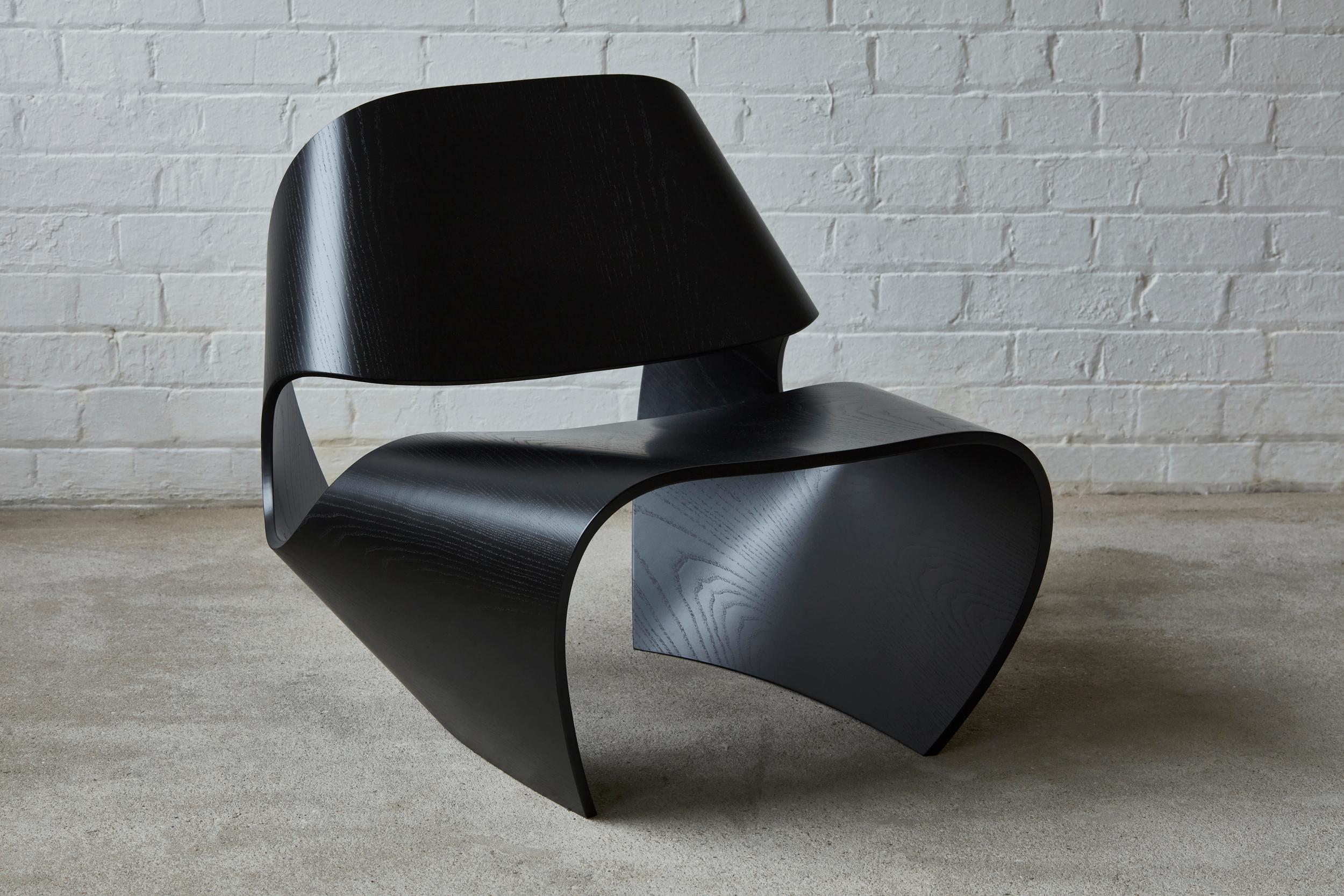 Cowrie-Sessel aus ebonisierter Esche und furniertem, gebogenem Sperrholz von Made In Ratio im Angebot 6
