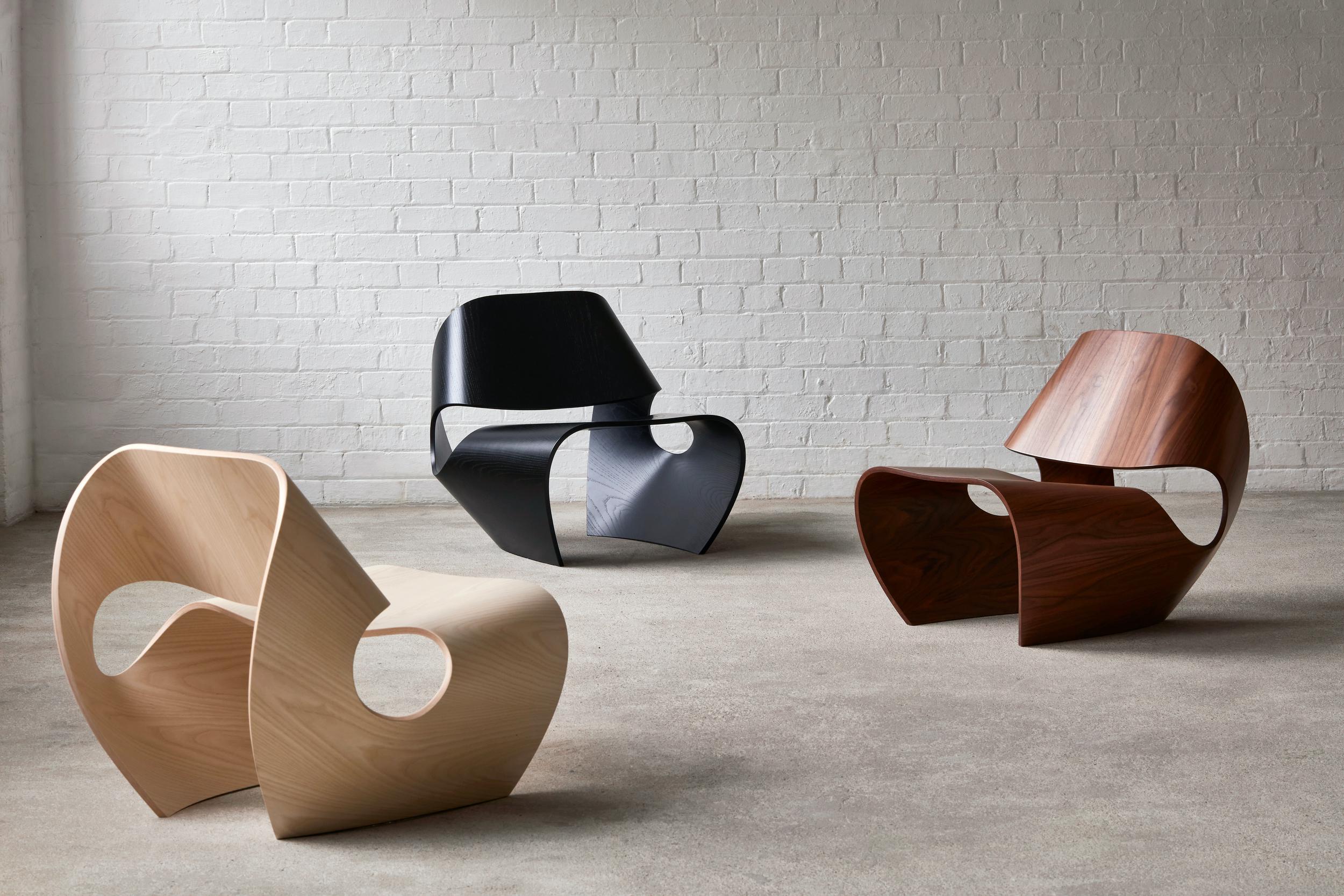Cowrie-Sessel aus ebonisierter Esche und furniertem, gebogenem Sperrholz von Made In Ratio (21. Jahrhundert und zeitgenössisch) im Angebot