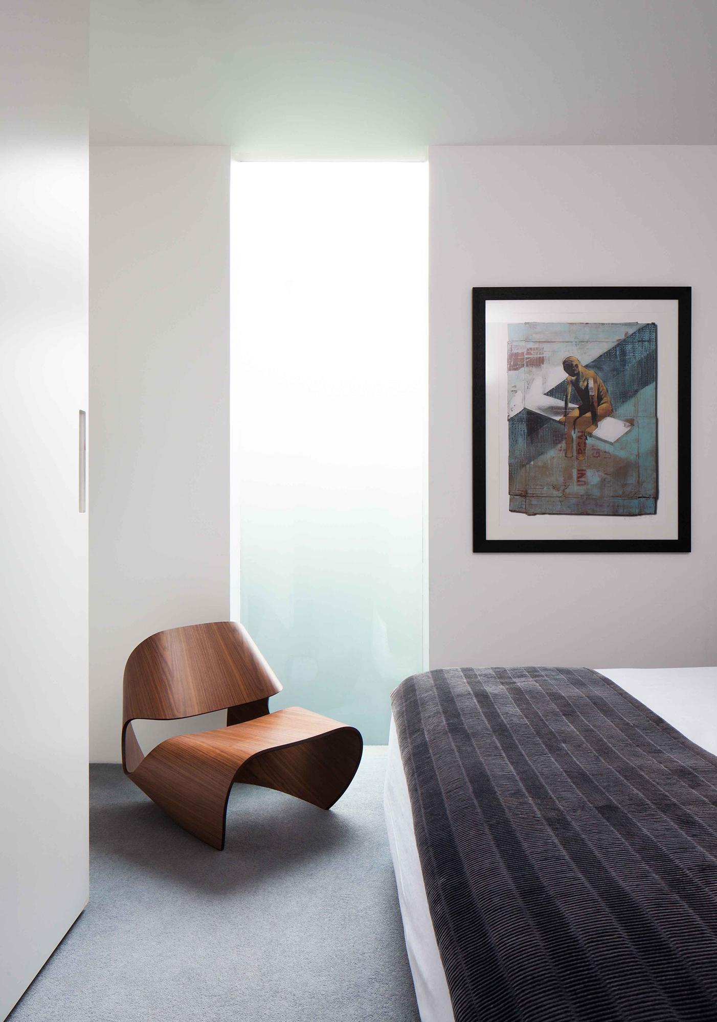 Contemporary Lounge Chair aus gebogenem Sperrholz mit Kaurischnecke und Walnussfurnier von Made in Ratio im Angebot 2
