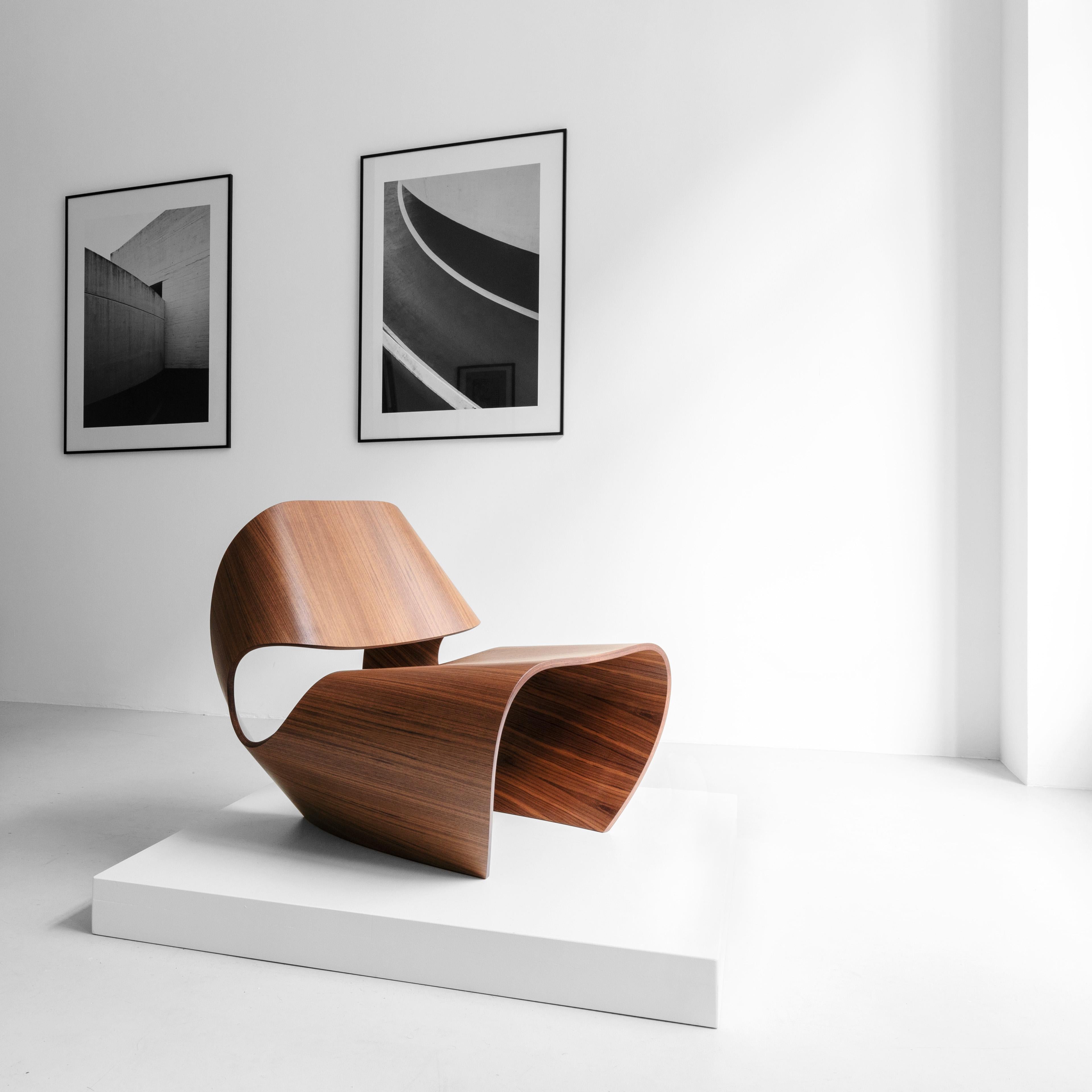 Contemporary Lounge Chair aus gebogenem Sperrholz mit Kaurischnecke und Walnussfurnier von Made in Ratio (Asche) im Angebot