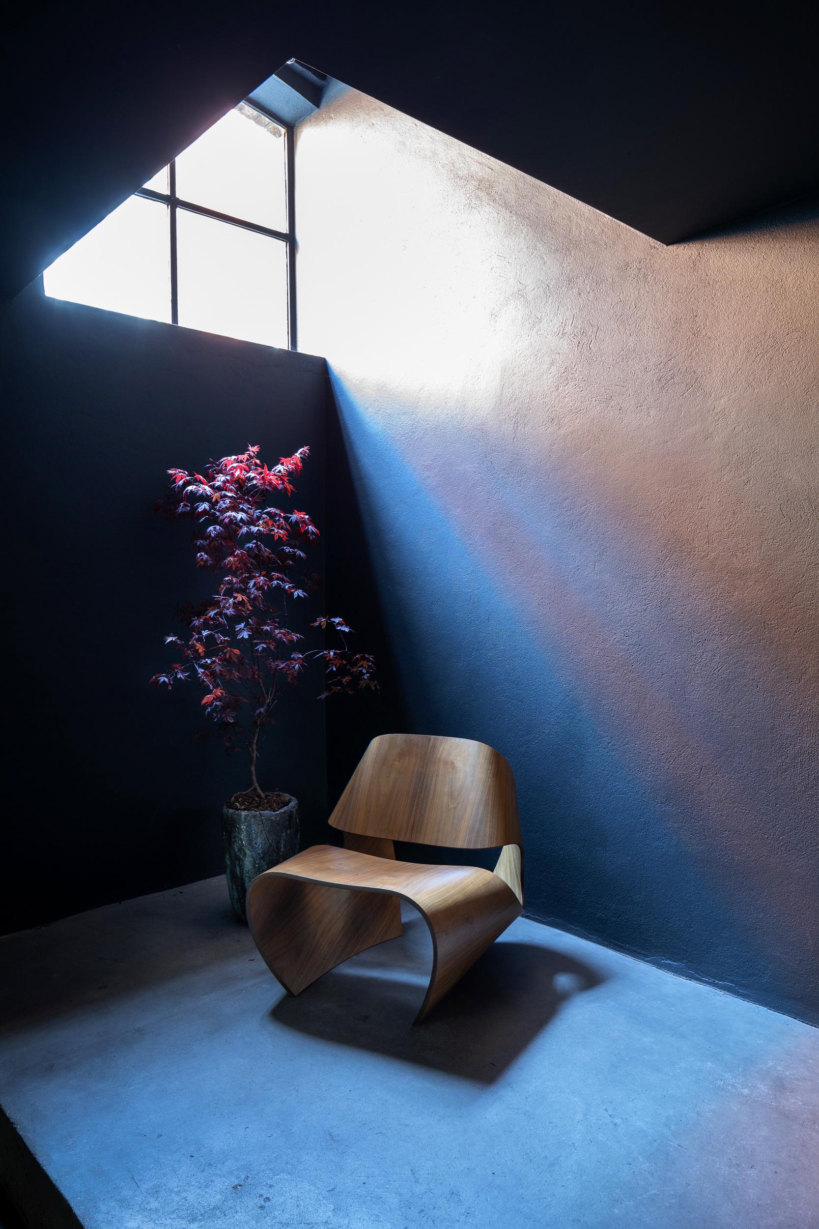 Contemporary Lounge Chair aus gebogenem Sperrholz mit Kaurischnecke und Walnussfurnier von Made in Ratio im Angebot 4