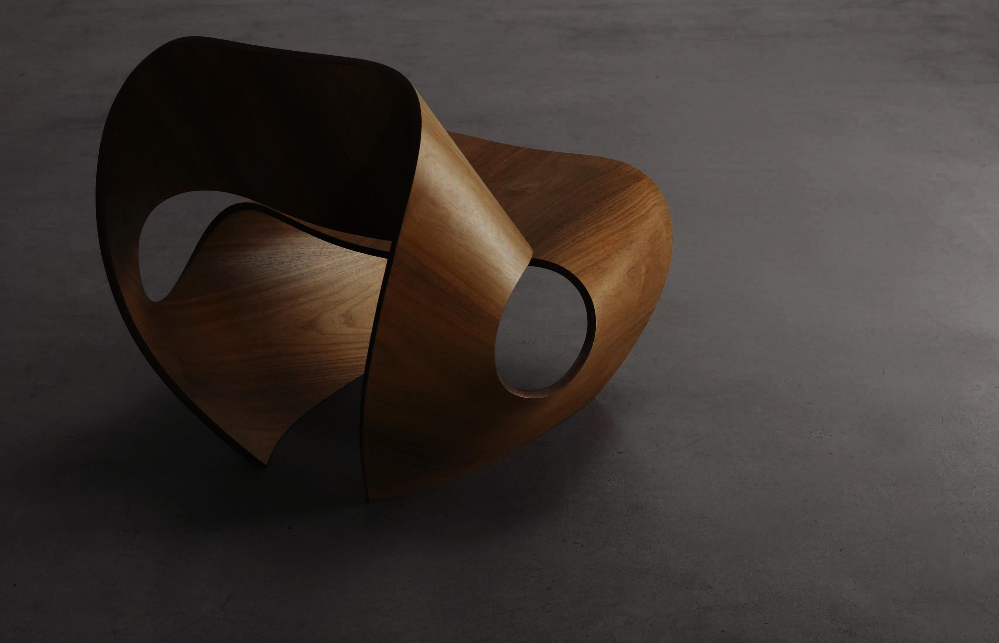 Contemporary Lounge Chair aus gebogenem Sperrholz mit Kaurischnecke und Walnussfurnier von Made in Ratio im Angebot 6