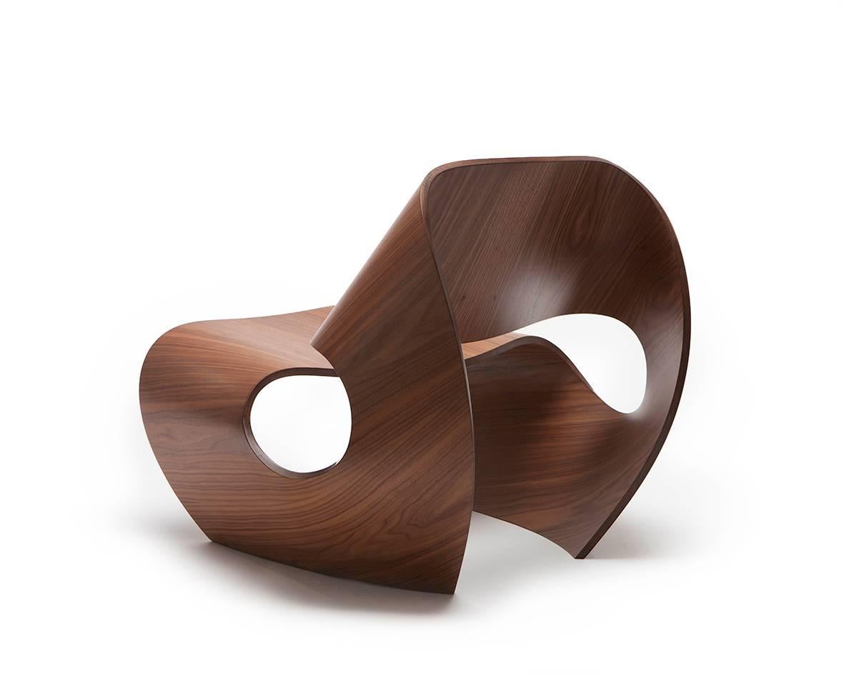 Contemporary Lounge Chair aus gebogenem Sperrholz mit Kaurischnecke und Walnussfurnier von Made in Ratio (Minimalistisch) im Angebot