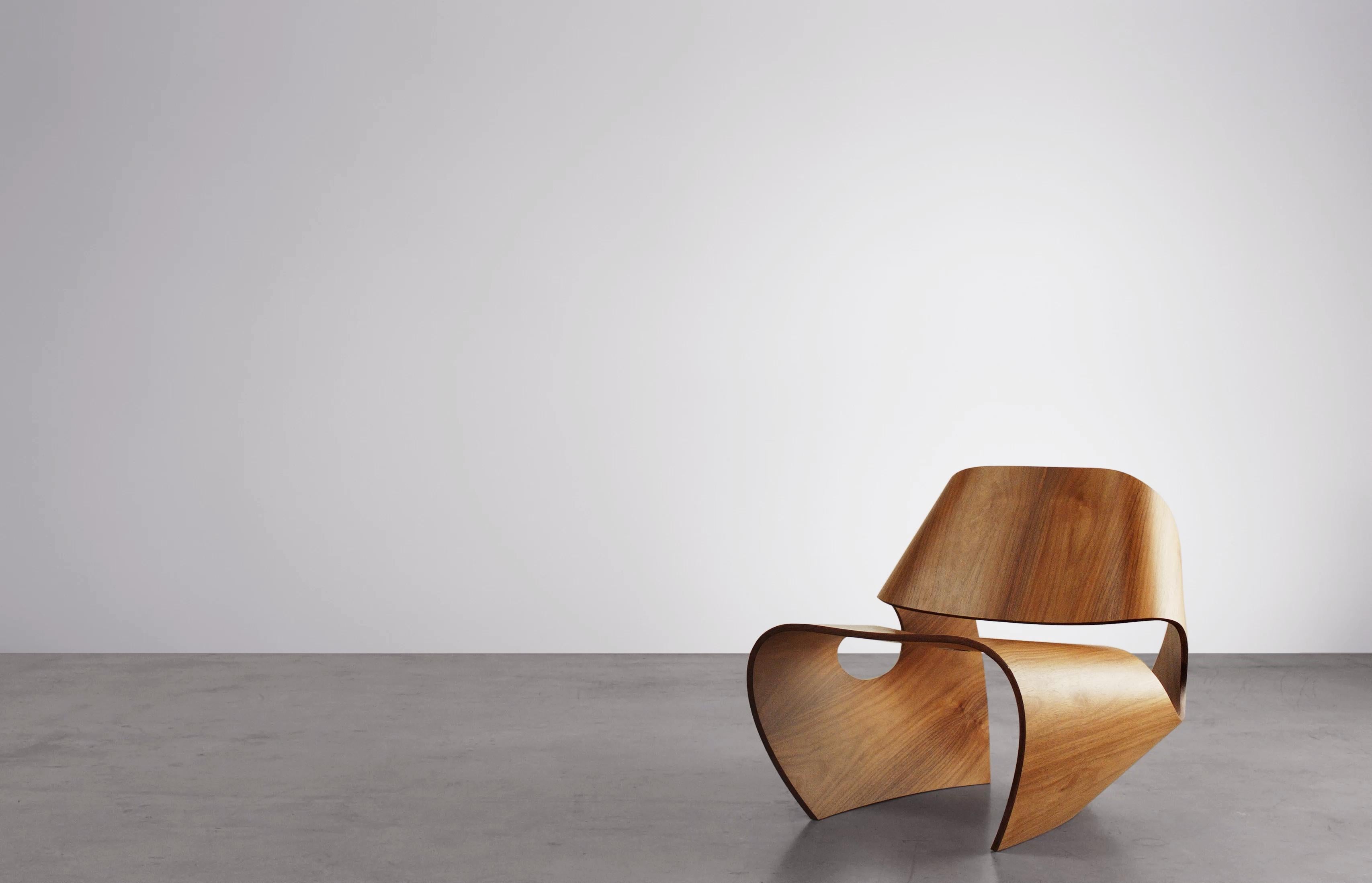 Contemporary Lounge Chair aus gebogenem Sperrholz mit Kaurischnecke und Walnussfurnier von Made in Ratio (21. Jahrhundert und zeitgenössisch) im Angebot