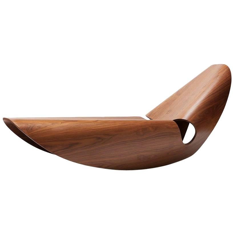 Chaise longue mecedora de madera contrachapada curvada chapada en nogal by Made in Ratio en venta