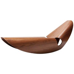 Chaise longue a dondolo in compensato curvato impiallacciato in noce di Made in Ratio
