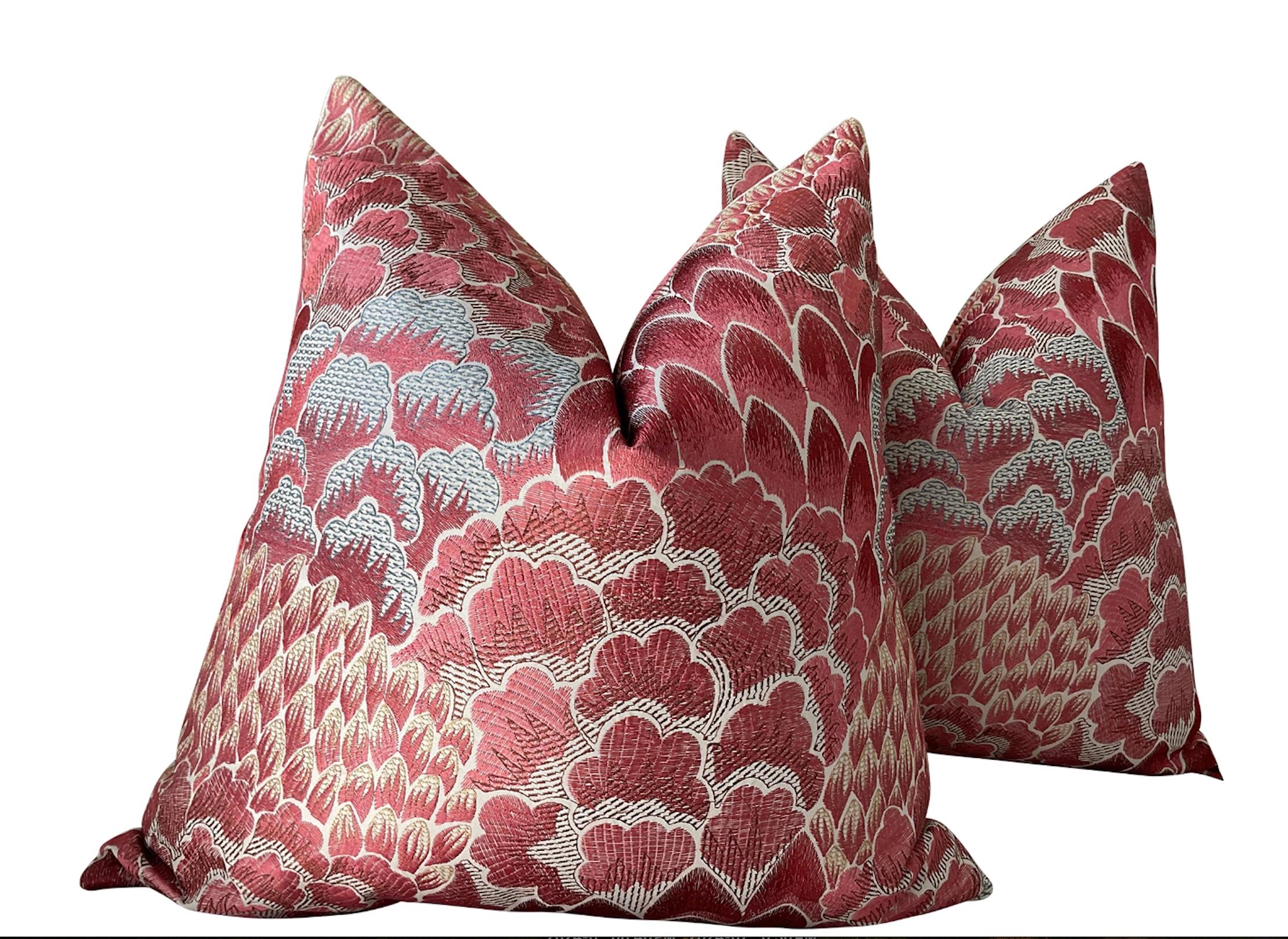 Questo annuncio riguarda una coppia di cuscini in piuma d'oca da 22 pollici che aggiungono eleganza a qualsiasi arredamento! Sono rivestite in tessuto di velluto coordinato e sono dotate di generosi inserti in piuma d'oca. La chiusura avviene