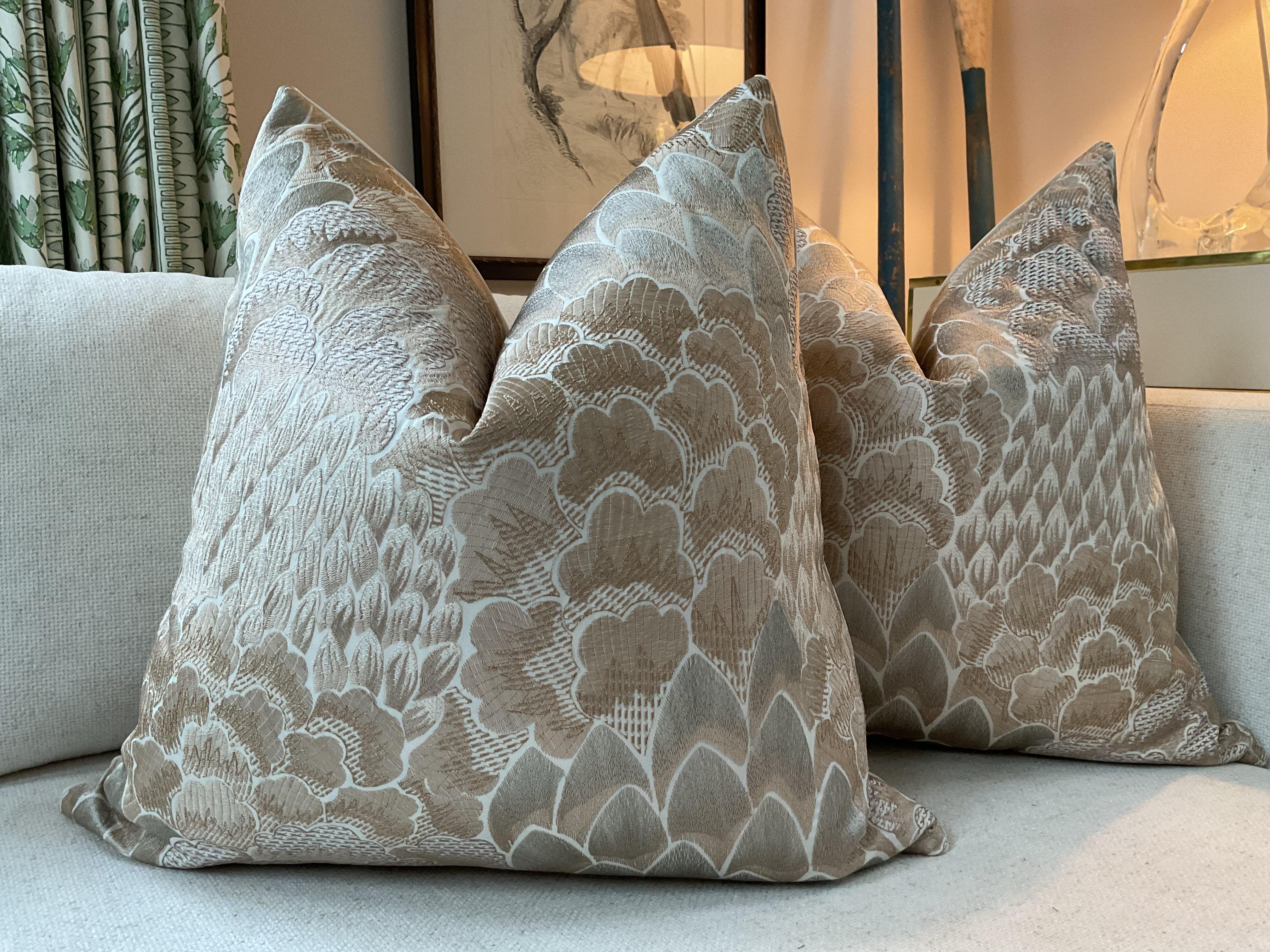 Américain Cowtan and Tout Coromandel in Sand 22 Oreillers garnis de duvet - une paire en vente