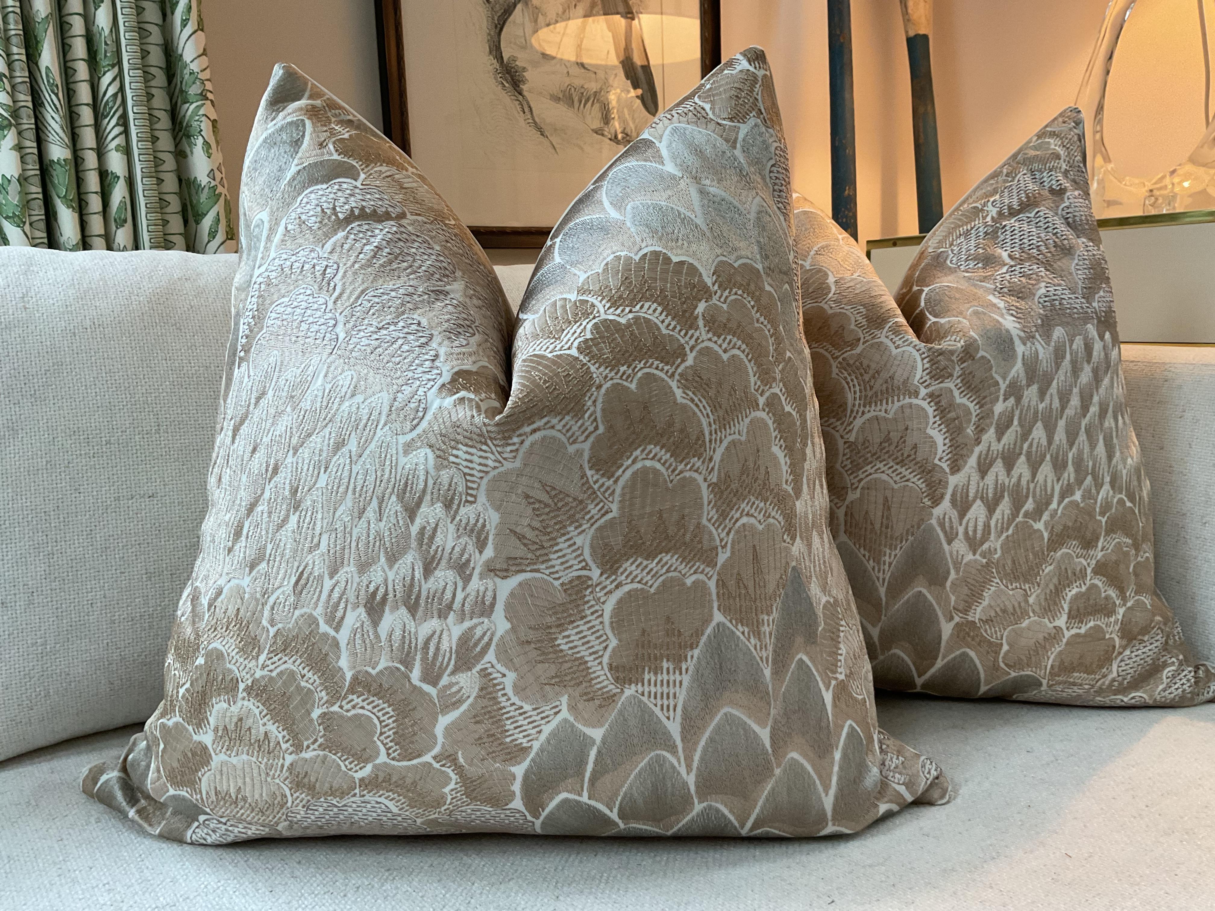 Cowtan and Tout Coromandel in Sand 22 Oreillers garnis de duvet - une paire Neuf - En vente à Winder, GA