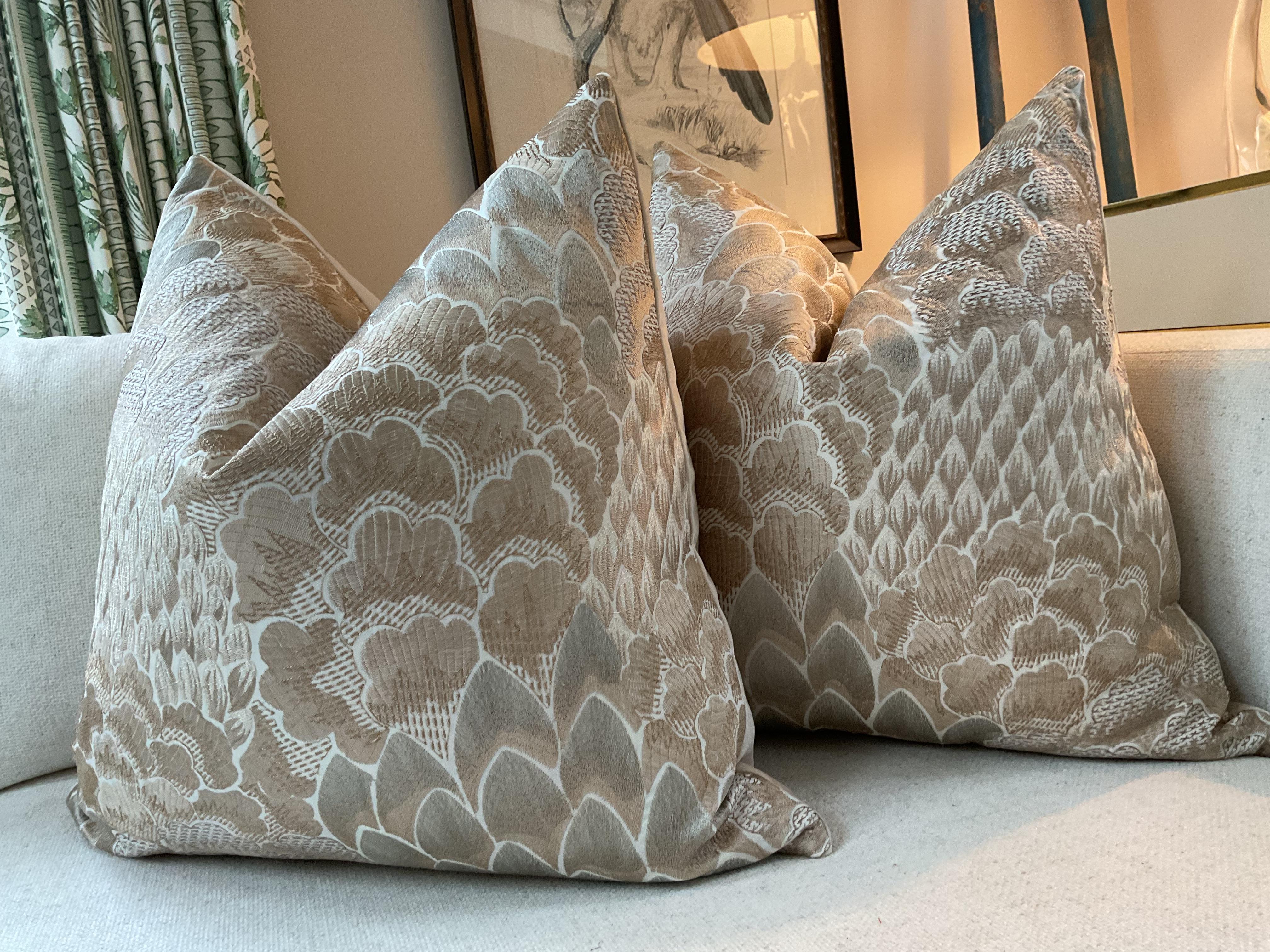XXIe siècle et contemporain Cowtan and Tout Coromandel in Sand 22 Oreillers garnis de duvet - une paire en vente