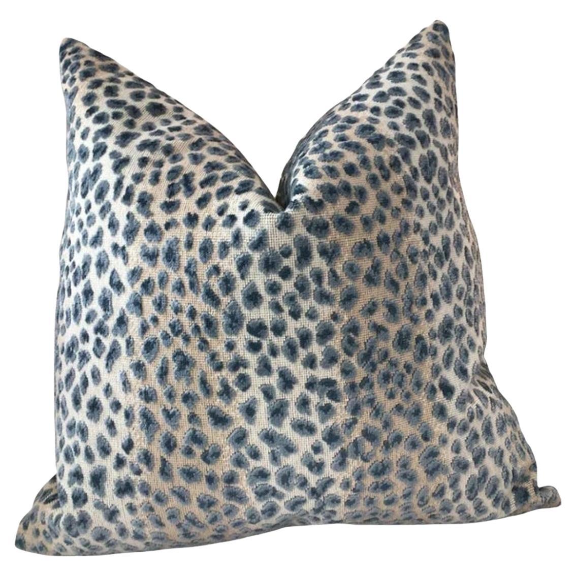 Cuscino Cowtan and Tout Ocelot Raised Azure Blue Velvet Cheetah da 22 pollici