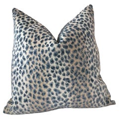 Cuscino Cowtan and Tout Ocelot Raised Azure Blue Velvet Cheetah da 22 pollici