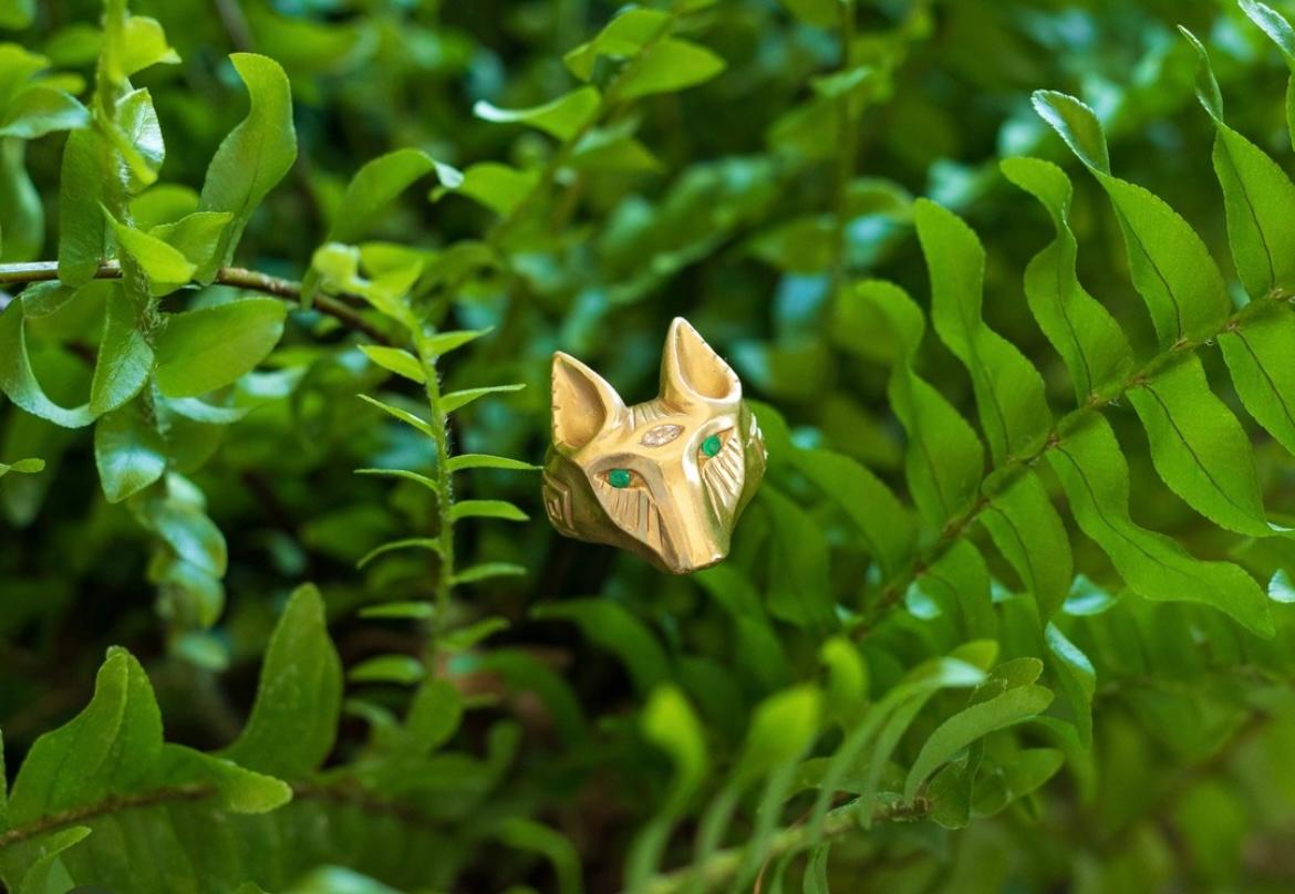 Round Cut Coyote Ring with Emerald Eyes and Diamond Third Eye in 18k Yellow Gold For Sale