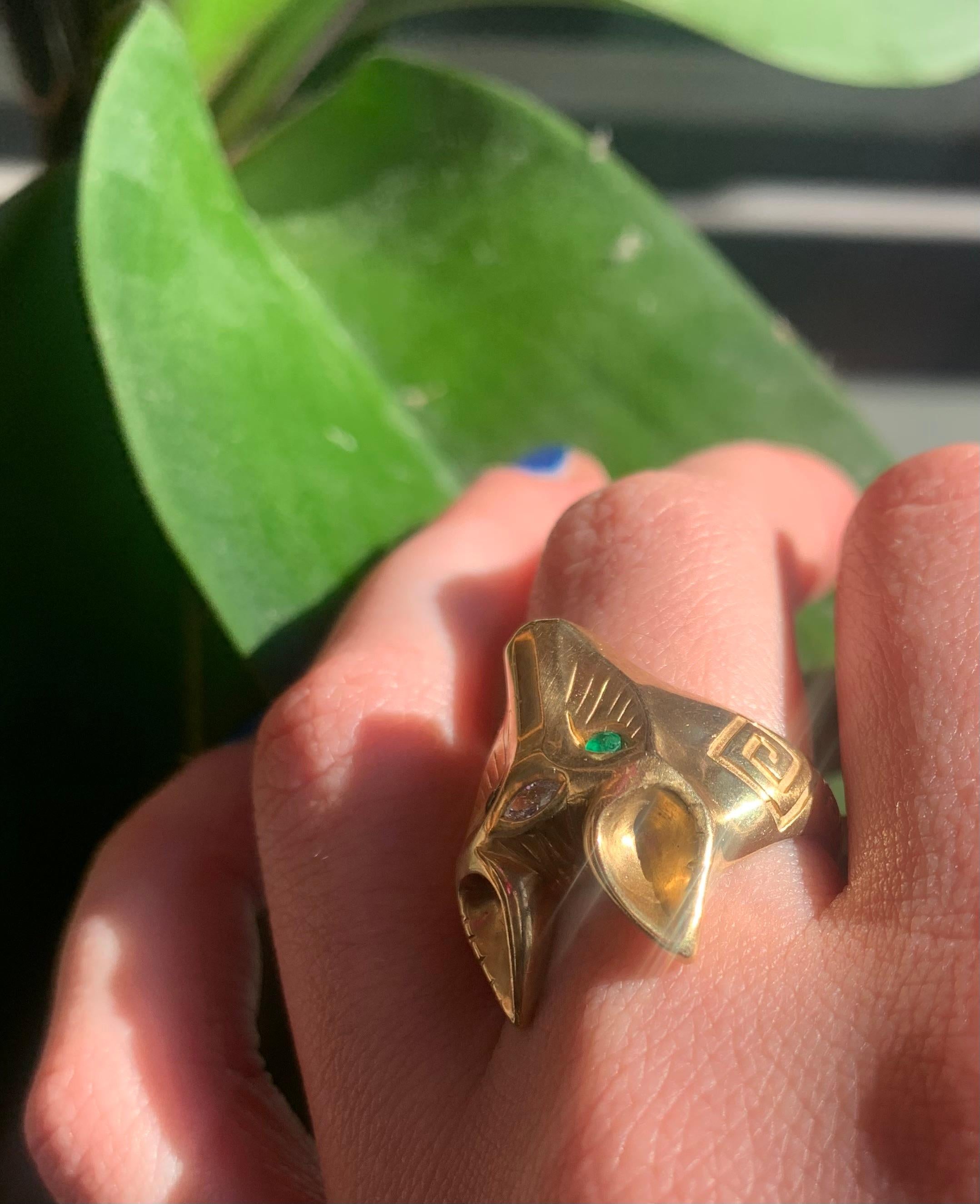 Coyote Ring with Emerald Eyes and Diamond Third Eye in 18k Yellow Gold In New Condition For Sale In London, GB