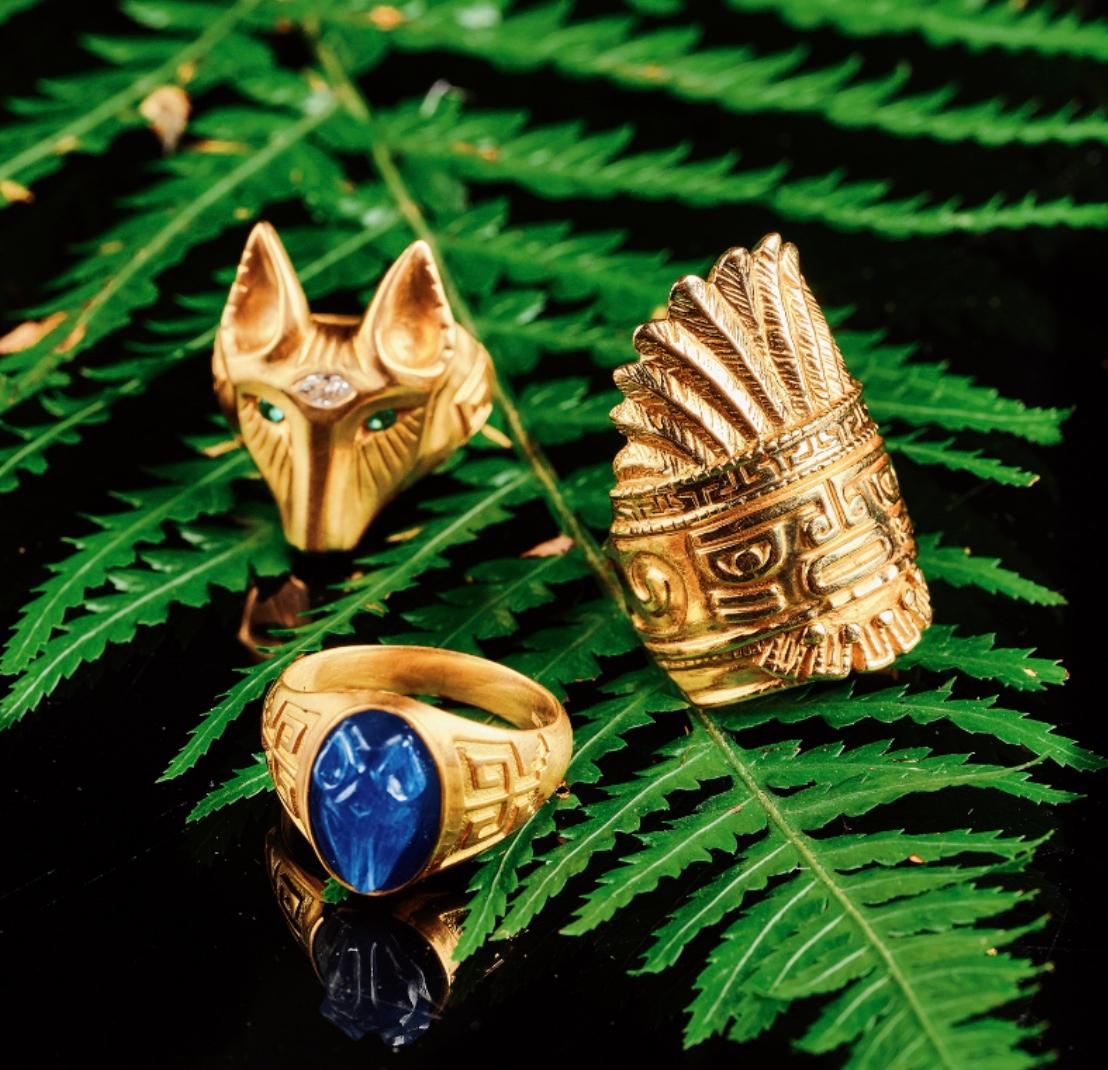 Women's or Men's Coyote Ring with Emerald Eyes and Diamond Third Eye in 18k Yellow Gold For Sale