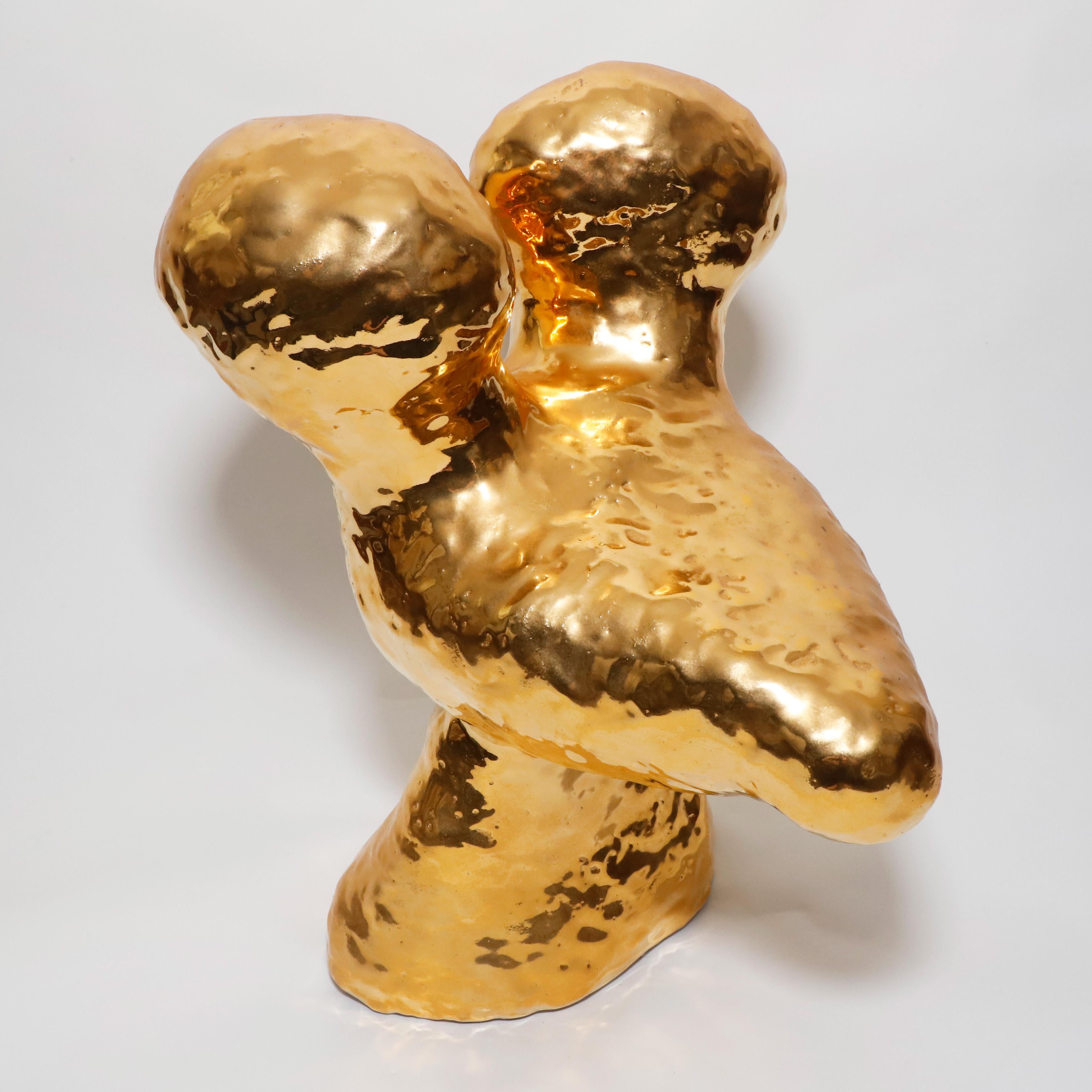 Einzigartige abstrakte Skulptur aus Keramik und 24-karätigem Gold von der finnischen Künstlerin Jasmin Anoschkin. Diese einzigartige moderne abstrakte Form mit dem Titel 