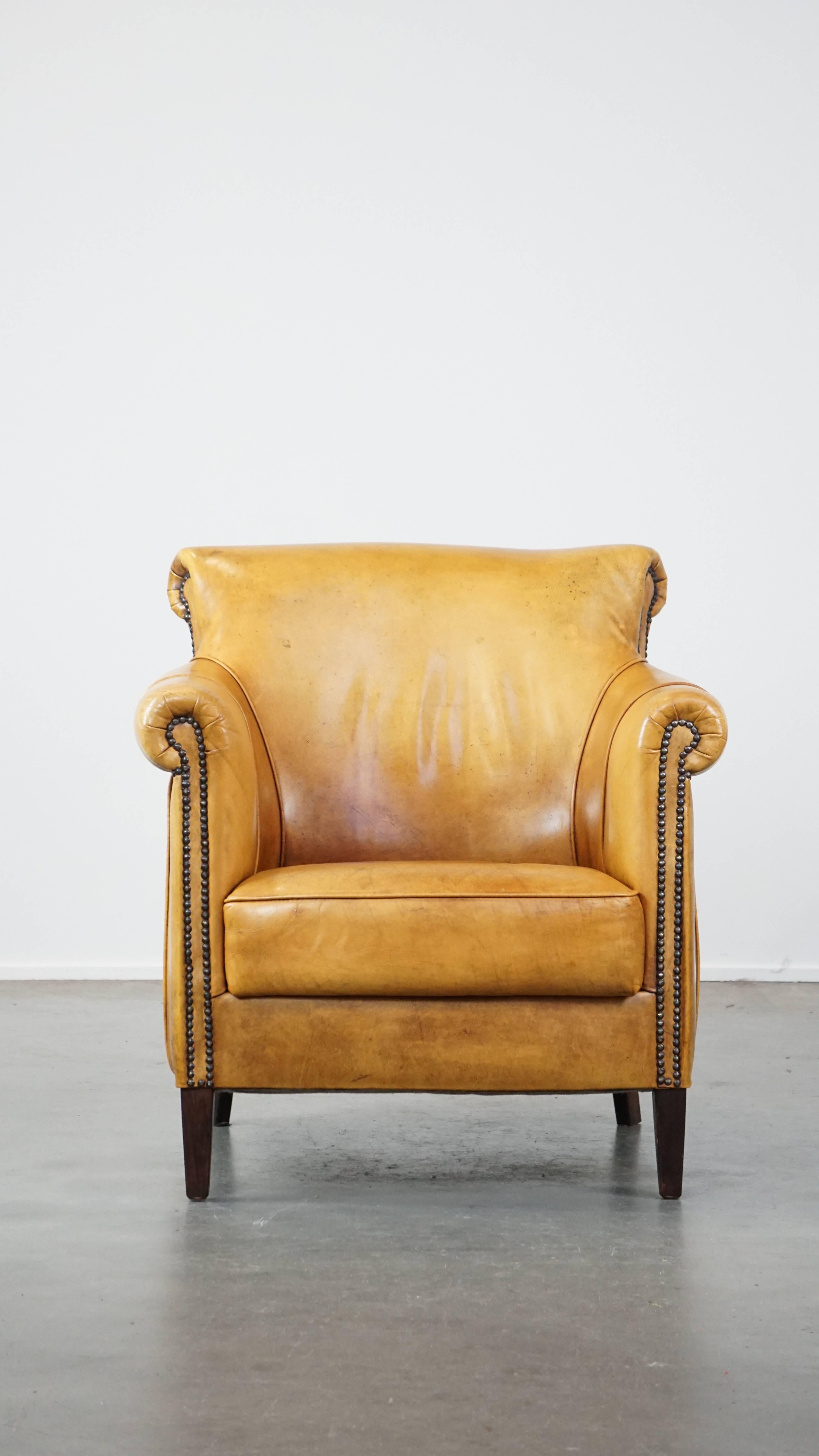 Ce fantastique fauteuil en cuir peut facilement s'intégrer dans presque tous les intérieurs. Avec sa finition soignée, ses clous décoratifs et sa couleur agréable, il a un aspect douillet et apaisant. Le fauteuil est équipé d'un coussin d'assise