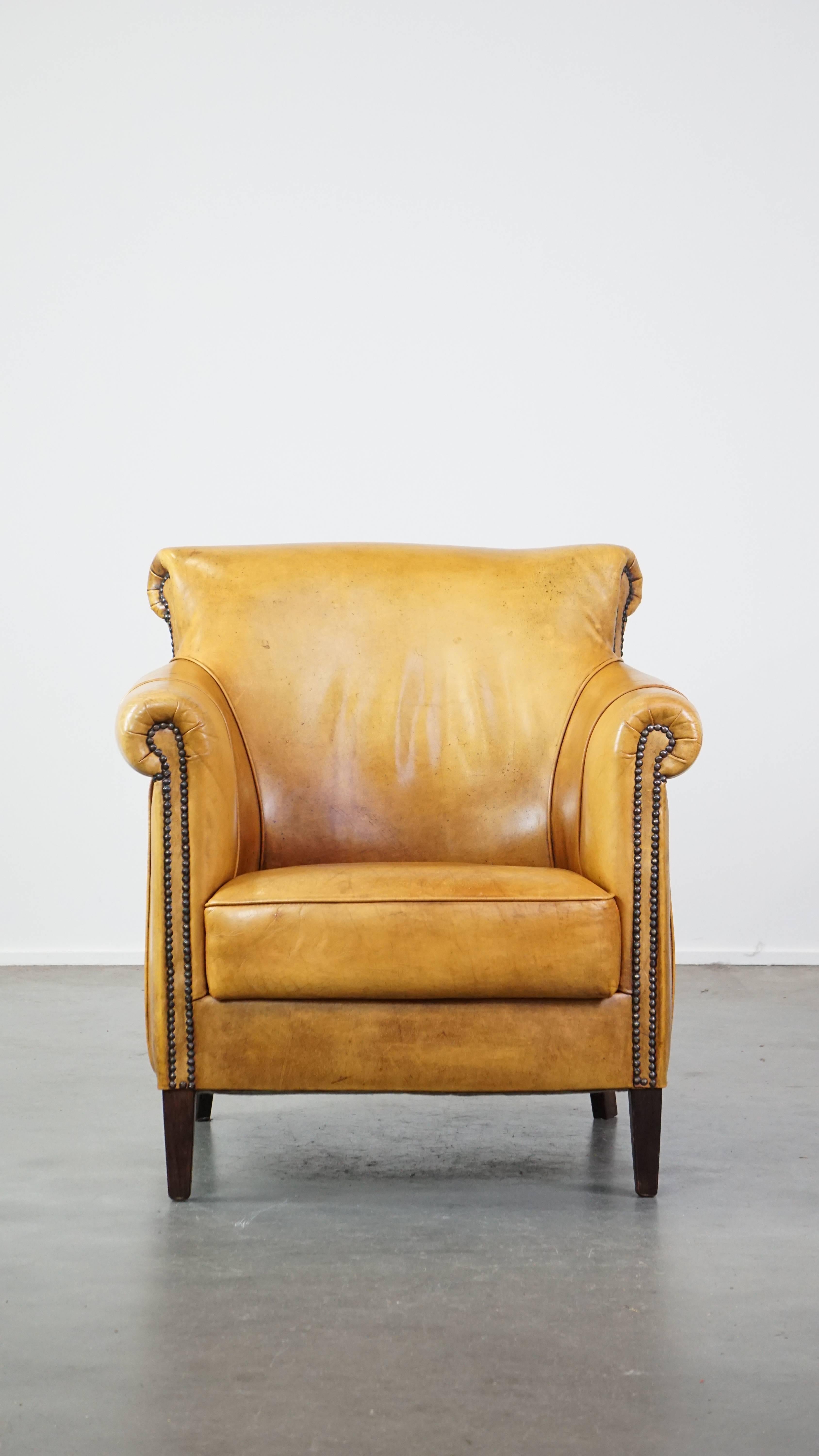 Fait main Fauteuil confortable en cuir de vache d'une couleur unique en vente