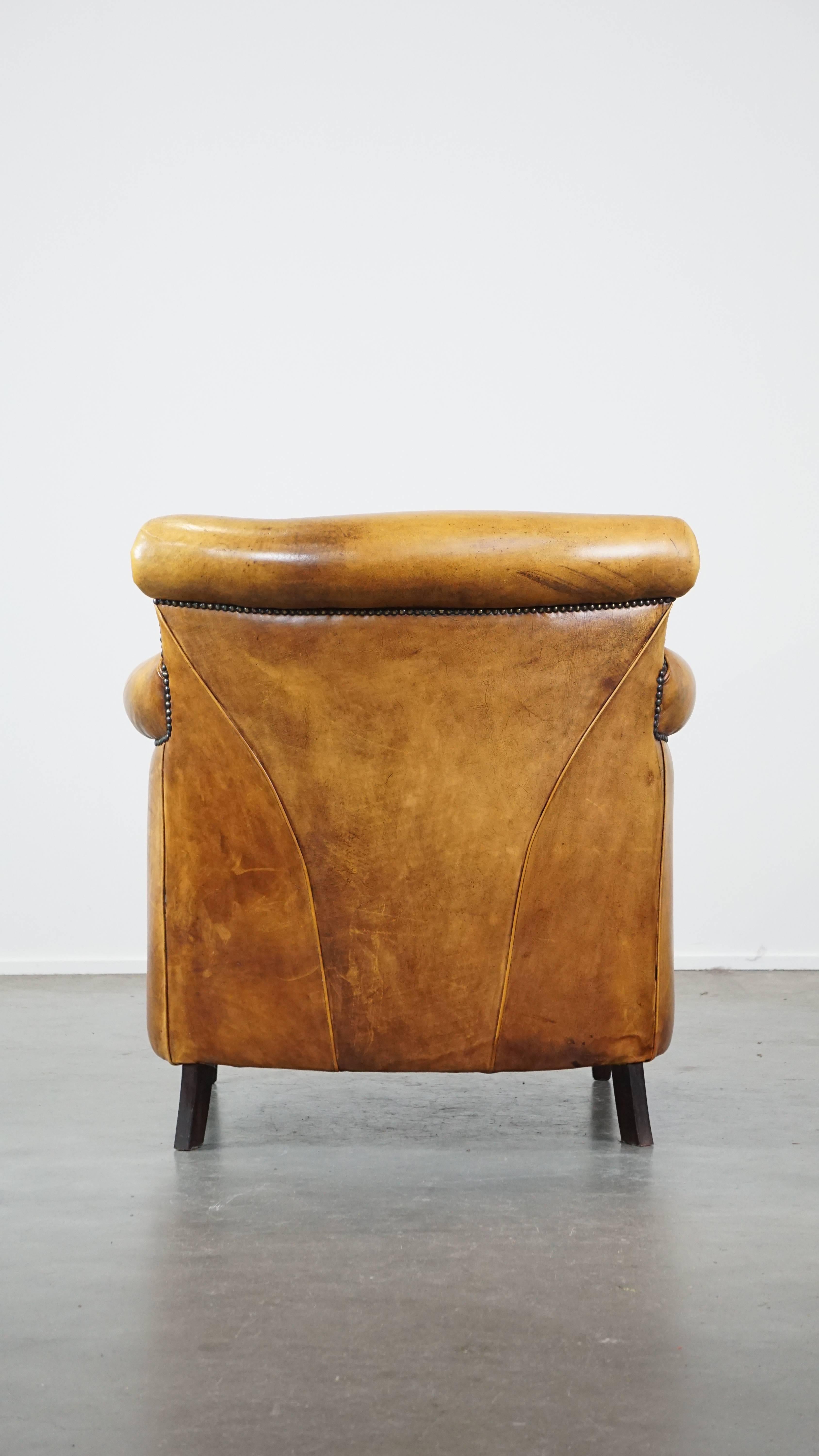 20ième siècle Fauteuil confortable en cuir de vache d'une couleur unique en vente