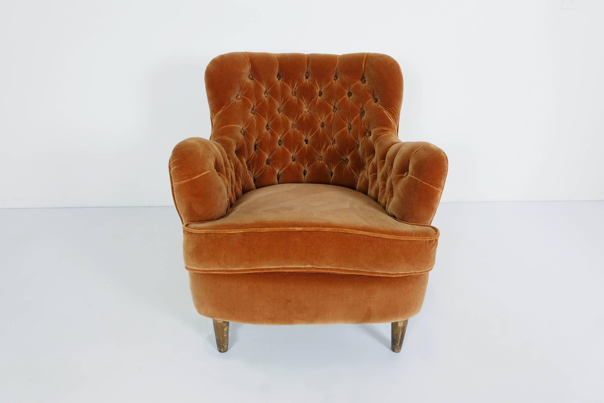 Totally new upholstery in velvet light tobacco color, cushion with original structure, wood.