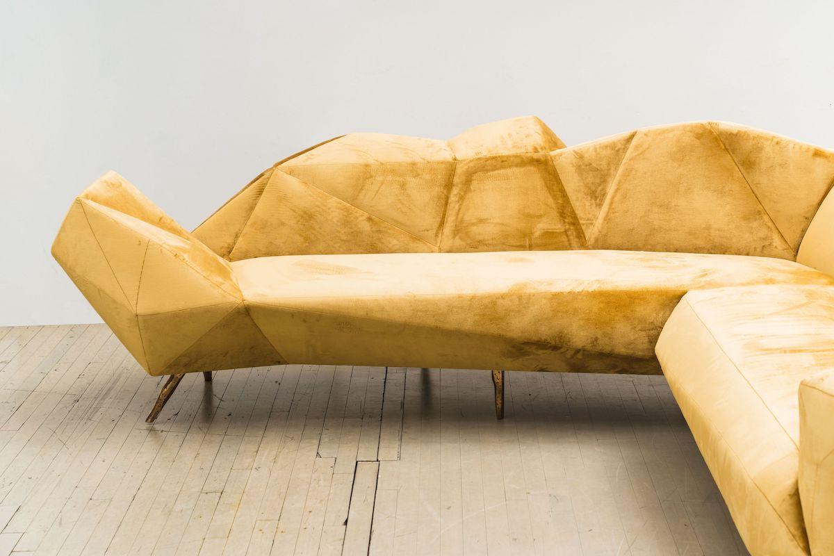 Der in Berlin lebende, am Bauhaus ausgebildete, multidisziplinäre Designer Hannes Grebin hat für Todd Merrill Custom Originals eine Gruppe von gepolsterten Sitzmöbeln entworfen, die von der Hinterfragung traditioneller Wohnkultur inspiriert sind.