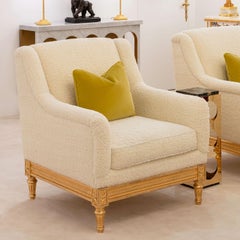 Accogliente poltrona beige e dorata in stile Luigi XVI
