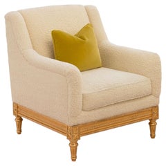 Accogliente poltrona beige e dorata in stile Luigi XVI