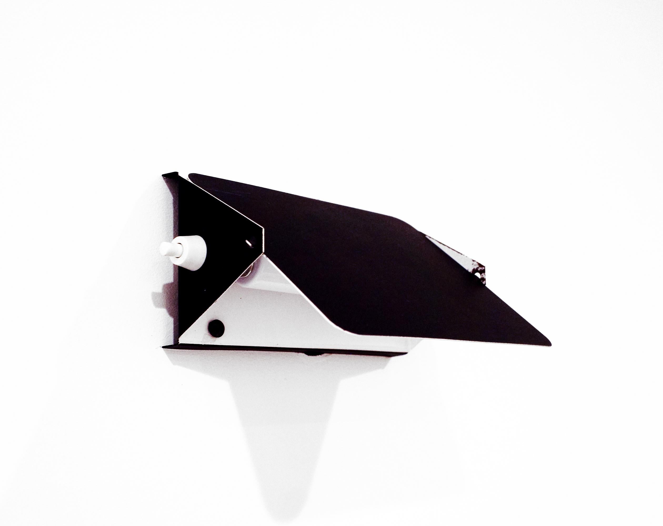 Conçue en 1968 par Charlotte Perriand, l'applique CP-1 est une
pièce fonctionnelle et minimaliste fabriquée à partir de tôle qui a été
a développé une belle patine vieillie. Son disque rotatif distinctif dirige les
de la lumière, ce qui permet un