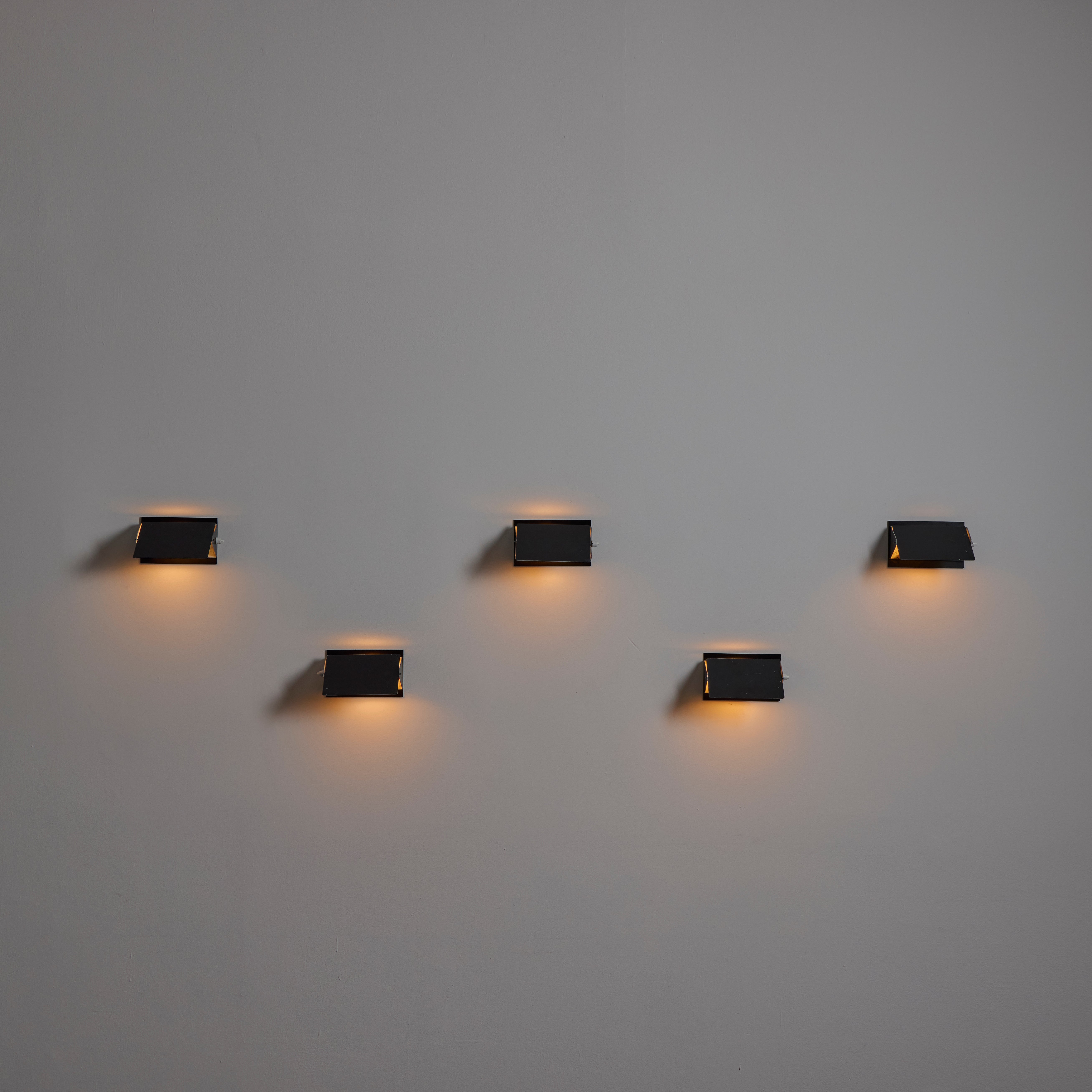 Apliques CP1 de Charlotte Perriand. Diseñado y fabricado en Francia, hacia la década de 1960. Aluminio esmaltado. Recableado para las normas estadounidenses. Los reflectores ajustables pueden montarse horizontal o verticalmente. Contiene un enchufe