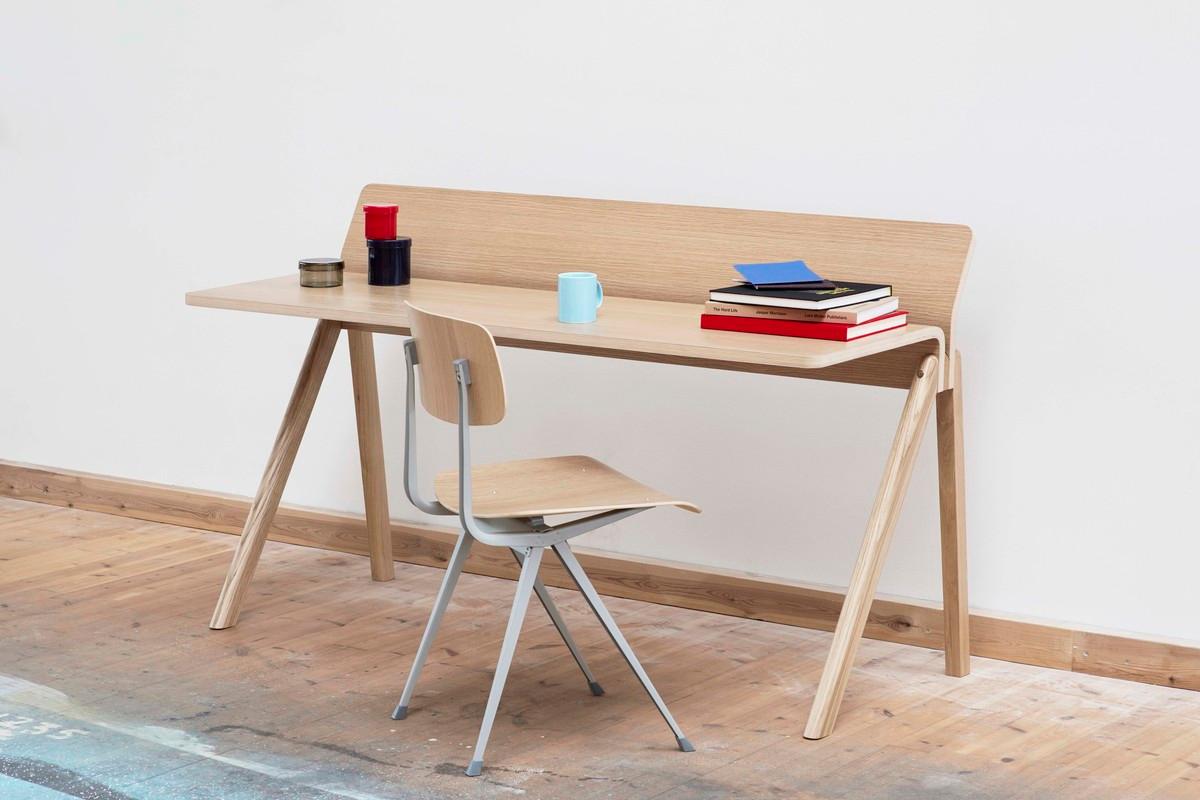 Mit den gleichen abgewinkelten Beinen wie der Rest der Serie verfügt der Desk CPH190 über eine geteilte Tischrückseite, die eine nützliche aufrechte Rückenlehne zum Ablegen von Notizen und Büchern bietet, während die restliche Fläche als