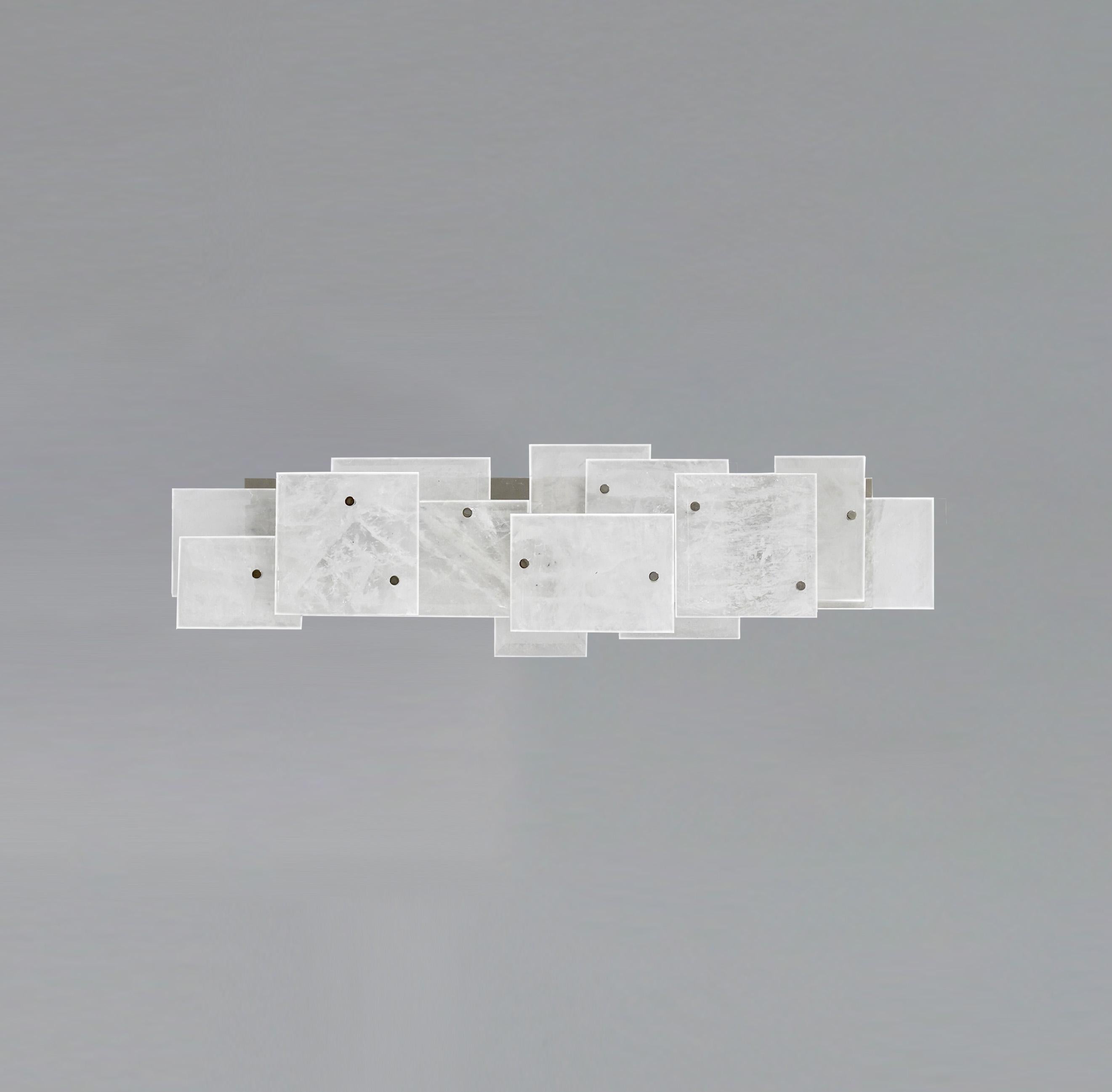 Moderno candelabro de cuarzo de cristal de roca con decoraciones de paneles múltiples en acabado niquelado. Creado por Phoenix Gallery.
Cada aplique lleva instalados cuatro casquillos, utilizan cuatro bombillas Led de 75 vatios de luz cálida, 300