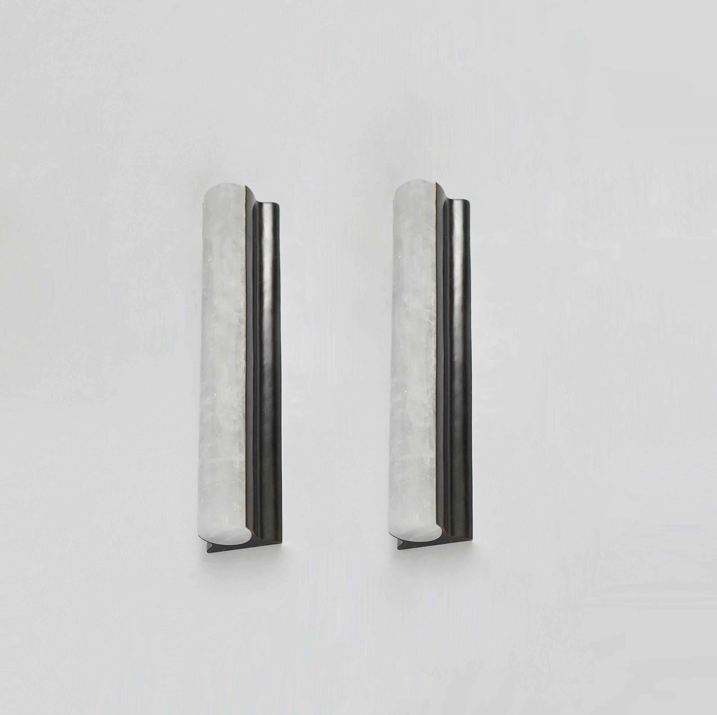 Pareja de cilindros de cristal de roca en marcos personalizados de latón antiguo por Phoenix gallery NYC.
Cada aplique lleva instalados dos enchufes. Luz cálida LED de 80 vatios para cada enchufe. 160 vatios en total.
Tamaño personalizado