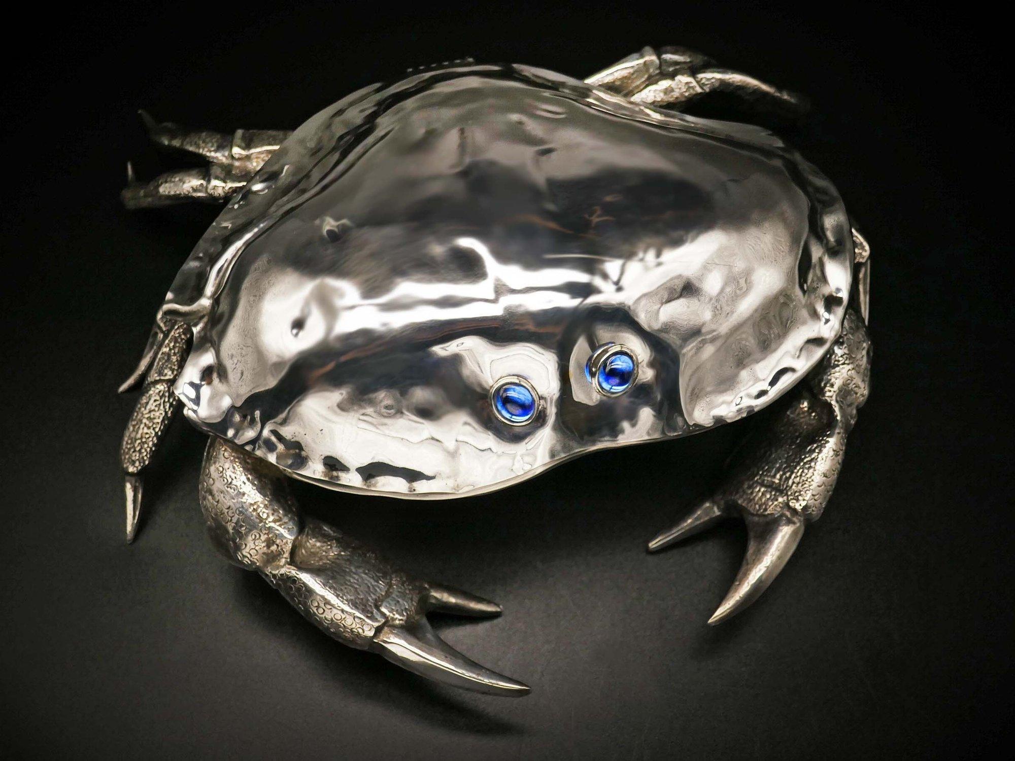 Nice caviar cup in silver plate in the shape of a natural crab *

The interior in blue glass 

Length: 27 cm 
Width: 24 cm 
Height: 10 cm.