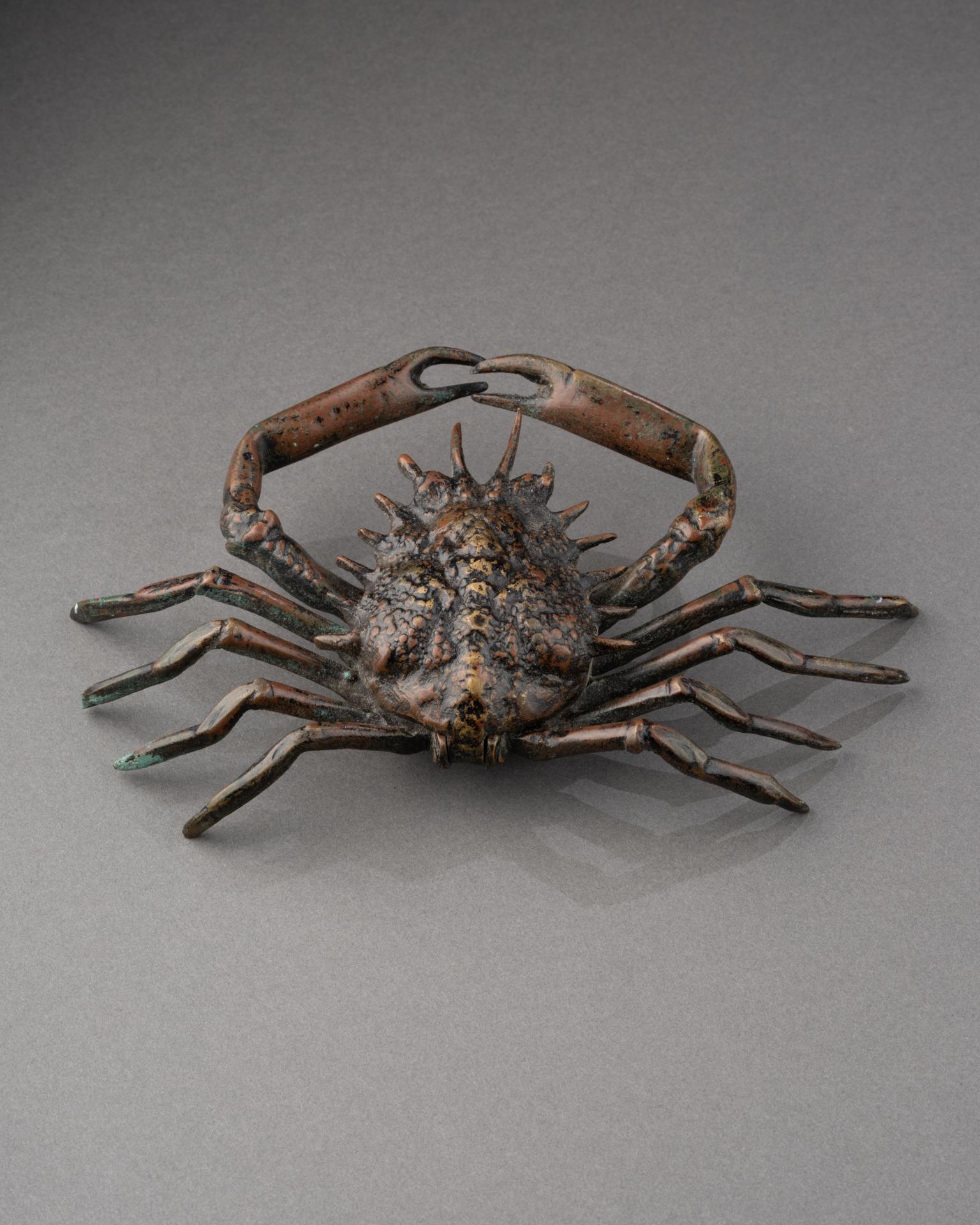 Großes Tintenfass in Form einer Krabbe
Norditalien, 17. bis 18. Jahrhundert,
Bronze
H5 xL20x P12 cm

Dieses fein gegossene Bronzetintenfass hat die Form einer Krabbe und zeigt die für norditalienische Metallarbeiten charakteristischen