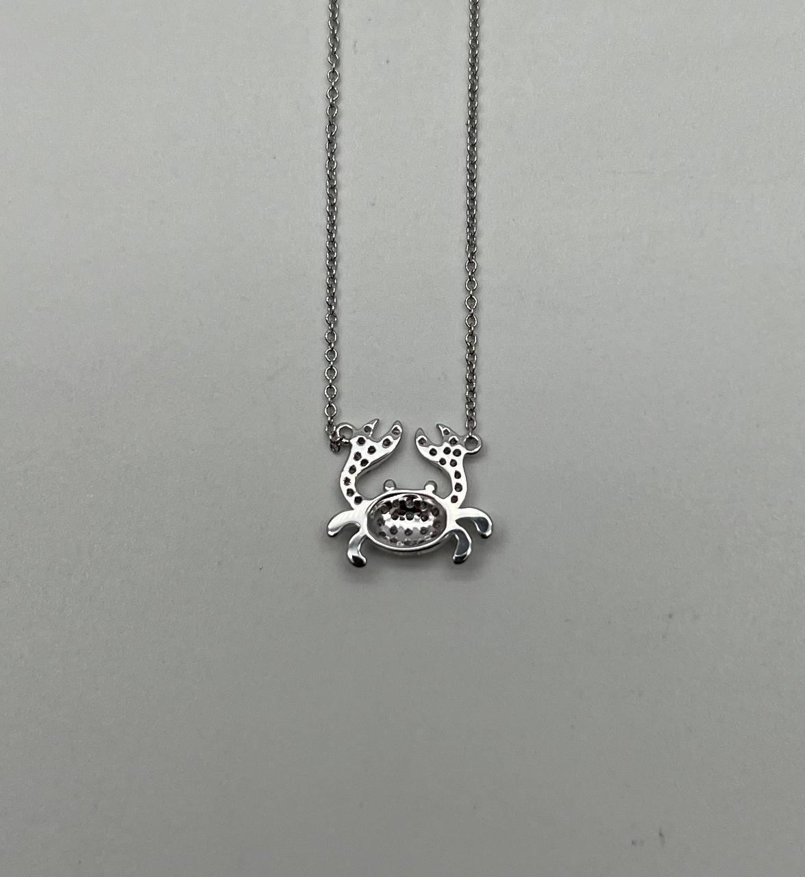 Taille mixte Collier pendentif animal à motif de crabe en or blanc 18 carats serti d'un halo de diamants en vente