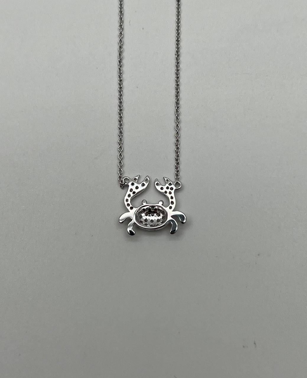 Collier pendentif animal à motif de crabe en or blanc 18 carats serti d'un halo de diamants Neuf - En vente à Oakton, VA