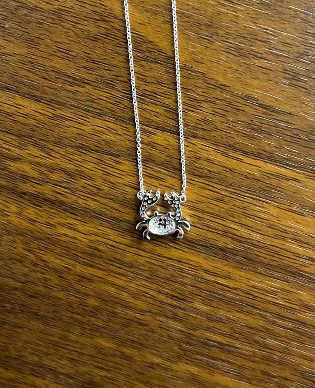 Collier pendentif animal à motif de crabe en or blanc 18 carats serti d'un halo de diamants en vente 2