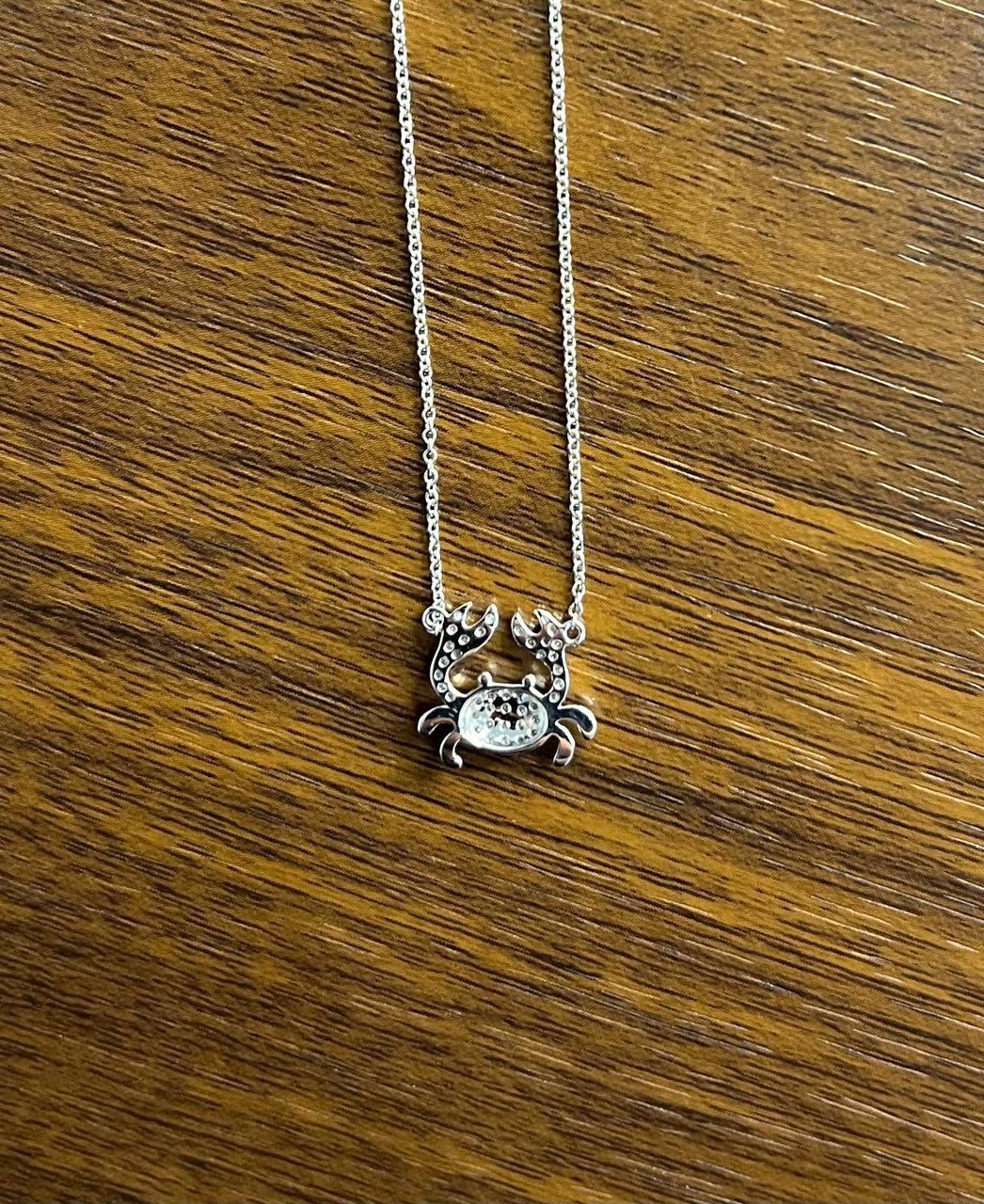 Collier pendentif animal à motif de crabe en or blanc 18 carats serti d'un halo de diamants en vente 3