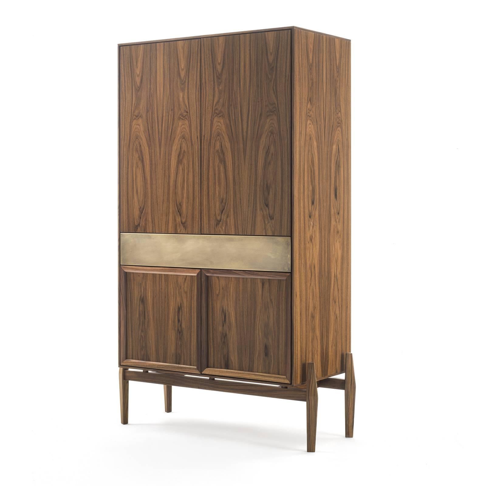 Homenaje al diseño italiano de los años 50, la colección Cangrejo se caracteriza por piezas con una estructura de soporte única que puede girarse para modificar la altura del mueble (en este caso, de 162 a 171,5 cm). La base es de madera maciza de