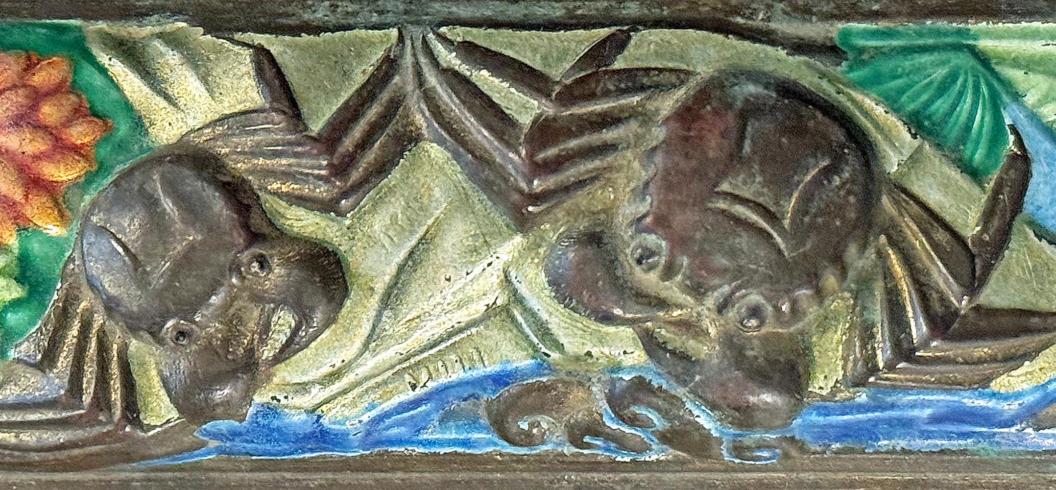 Dieser originelle Briefbeschwerer aus Bronze zeigt zwei Krabben, umrahmt von emaillierten Chrysanthemenblüten sowie Meeres- und Sandstücken. Alles ist stark stilisiert im Stil des Art déco, und alles außer den Krabben ist mit einer schimmernden