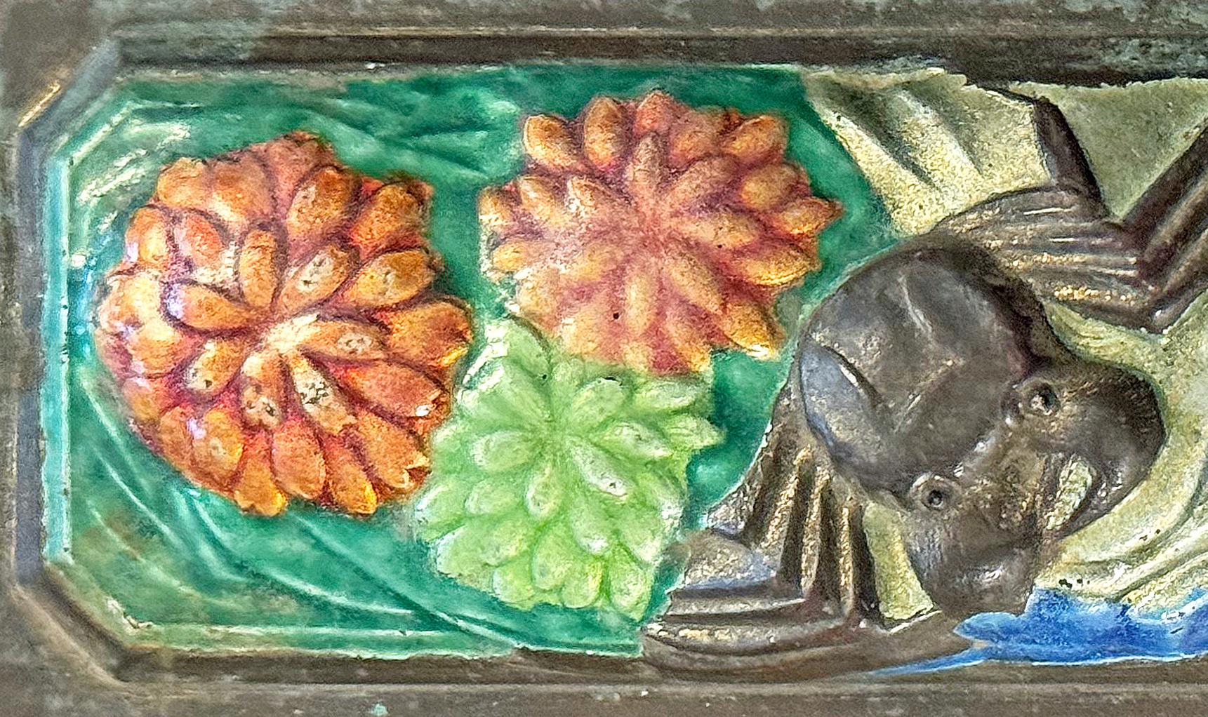 „Kraben und Chrysanthemen“, auffälliger Briefbeschwerer im Art déco-Stil, emailliert Bronze (Französisch) im Angebot