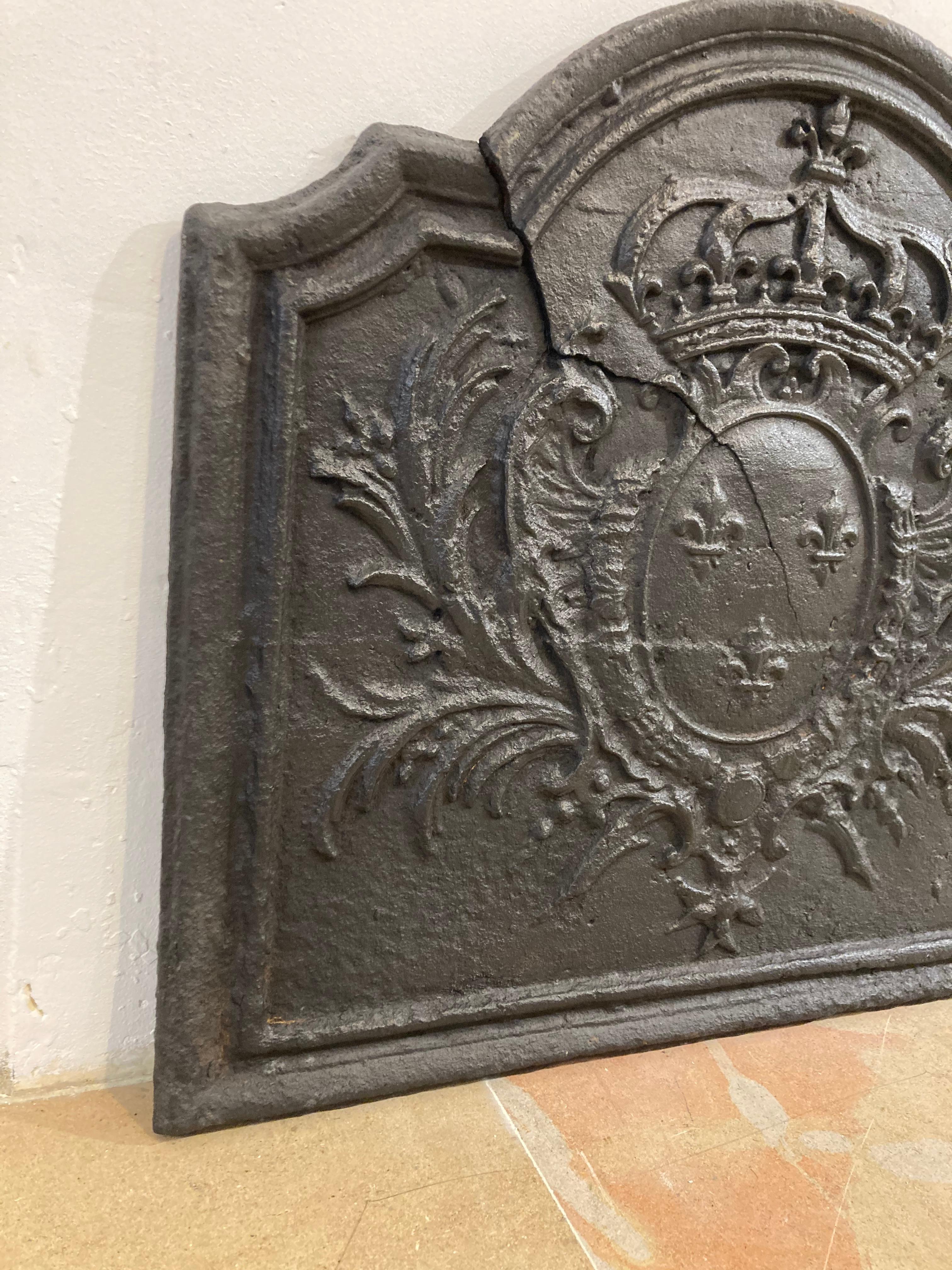 Nice shaped French coat of arms of the House of Bourbon.
Very decorative, large crack at the left top corner.

Not suitable for use in an real fire/ gas fire.
Sold by Schermerhorn antique fireplaces.
Our vast collection of antique fireplaces is